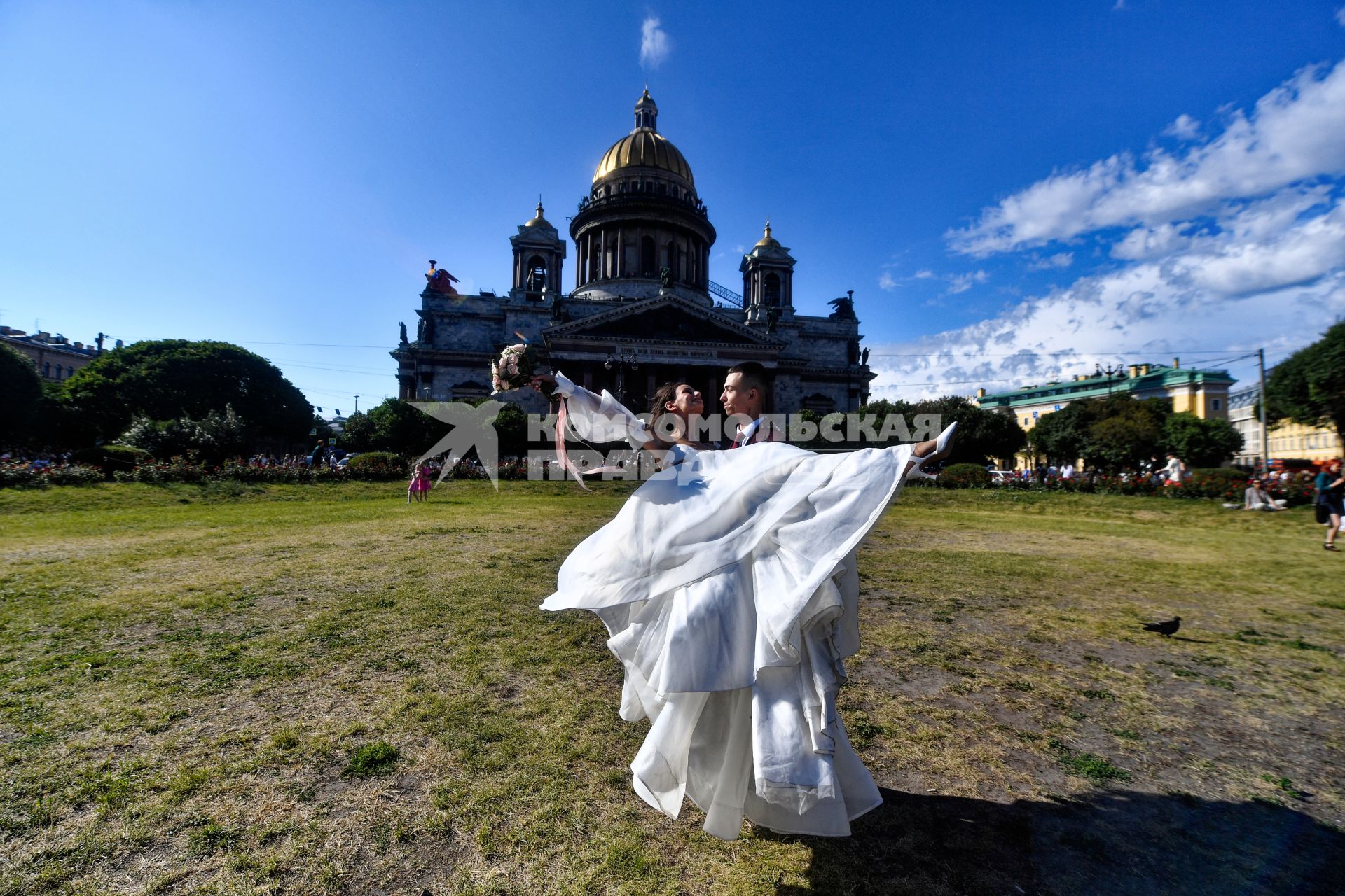 Санкт-Петербург. Молодожены у Исаакиевского собора.