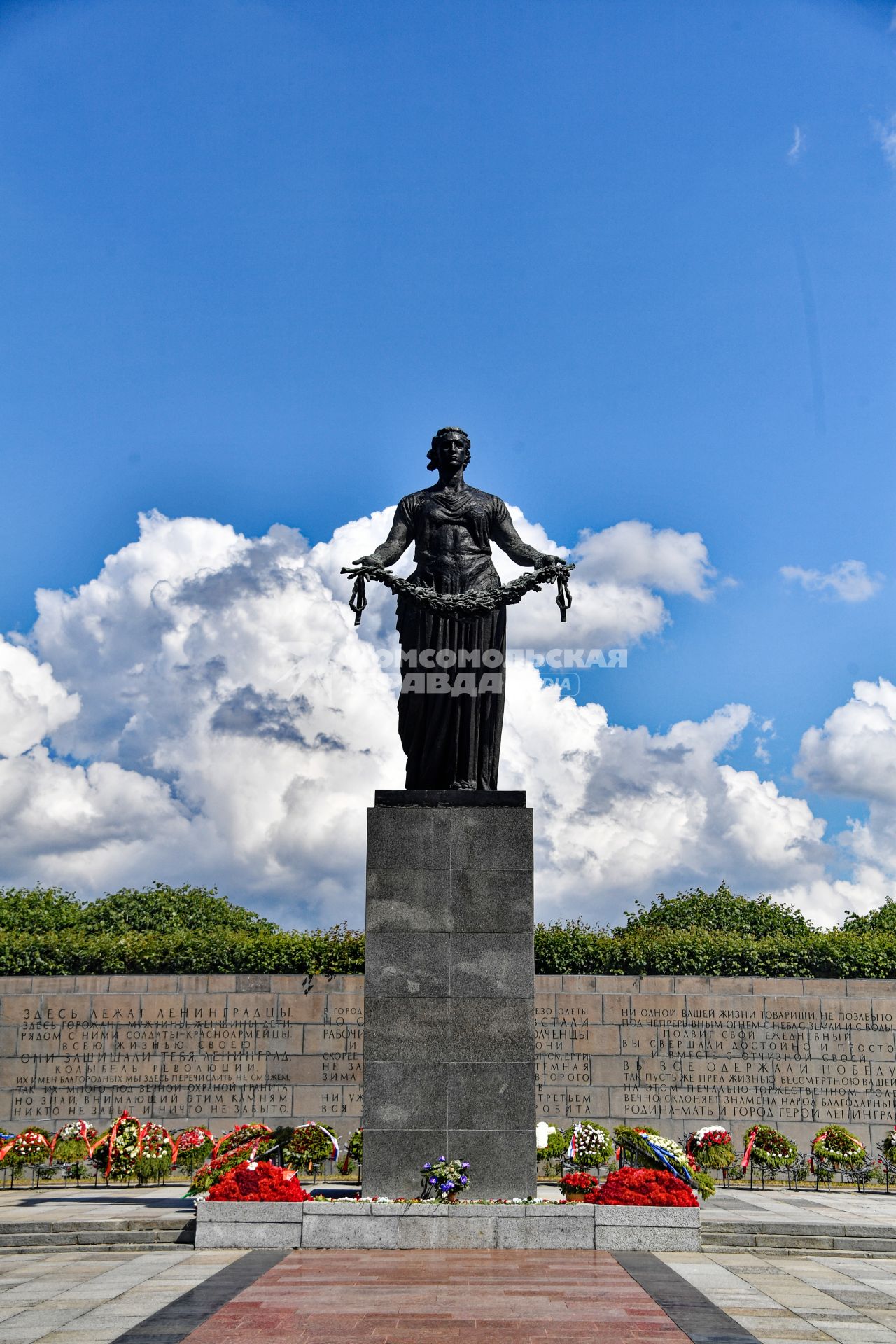Санкт-Петербург.  Скульптура `Мать-Родина` на территории Пискарёвского мемориального кладбища.