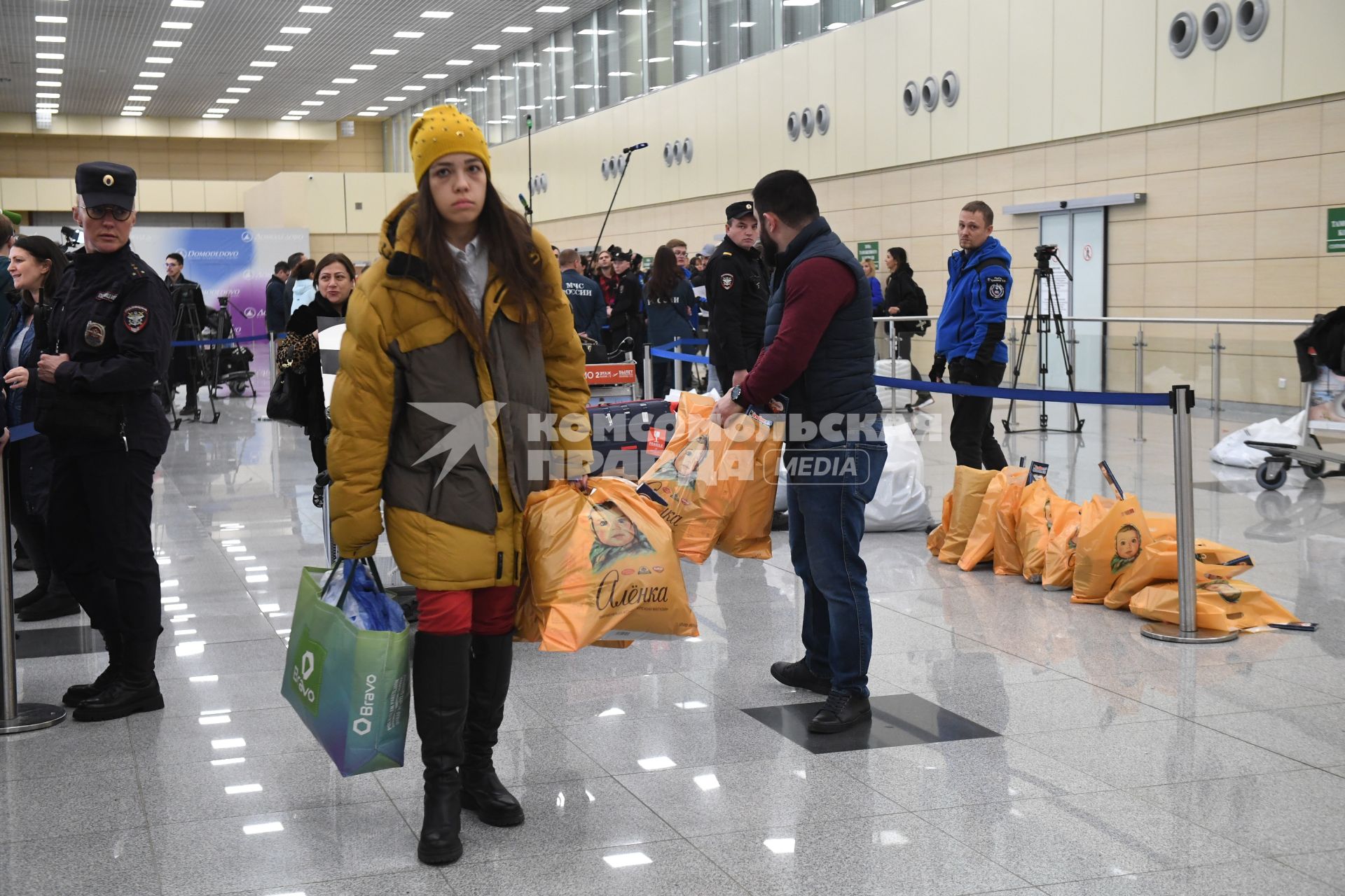 Москва. Волонтеры раздают гуманитарную помощь   российским гражданам, эвакуированным из сектора Газа, в международном аэропорту Домодедово.