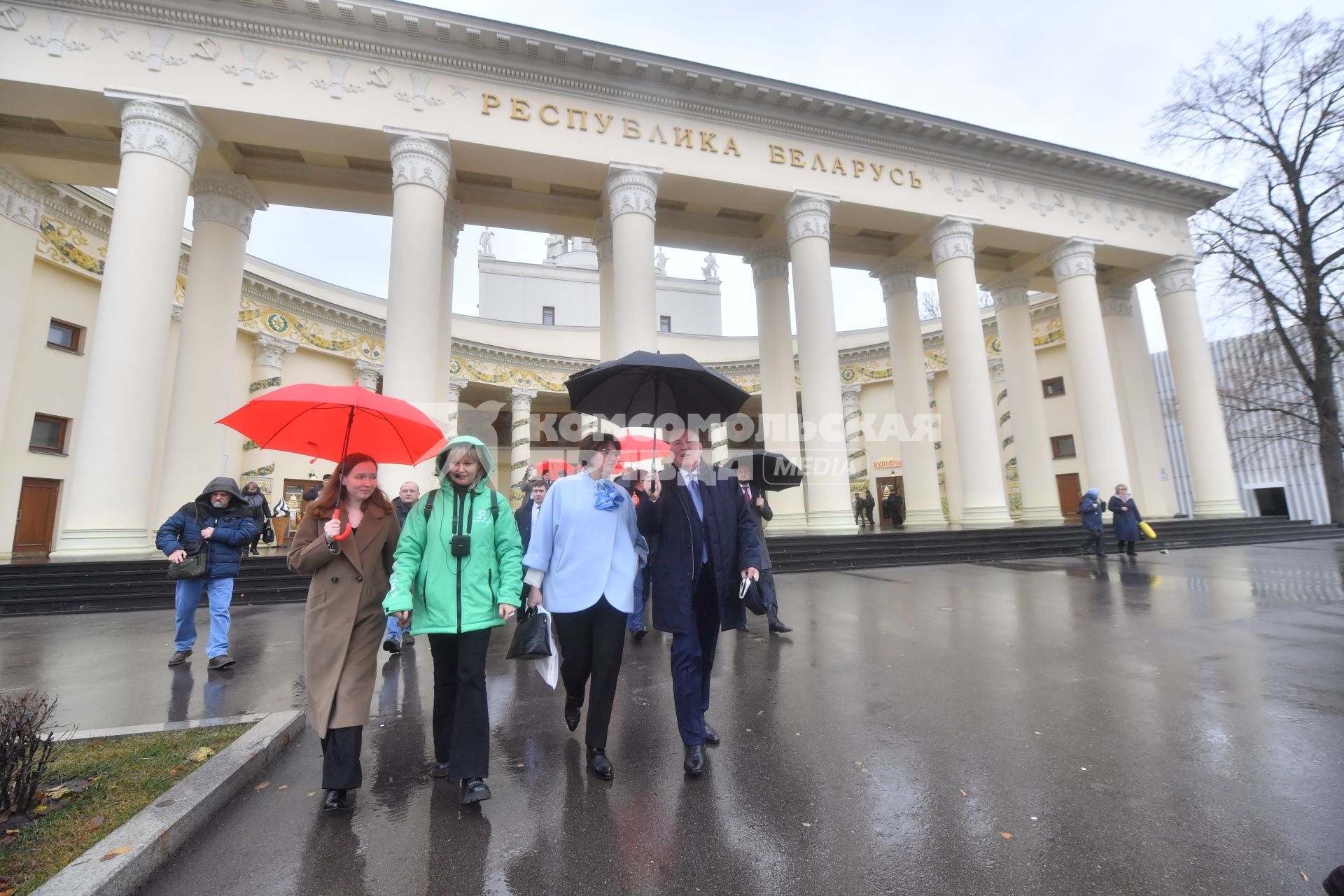 Москва. Государственный секретарь Союзного государства России и Белоруссии Дмитрий Мезенцев и его заместитель  Елена Богдан  во время  посещения павильона Республики Беларусь ВДНХ.