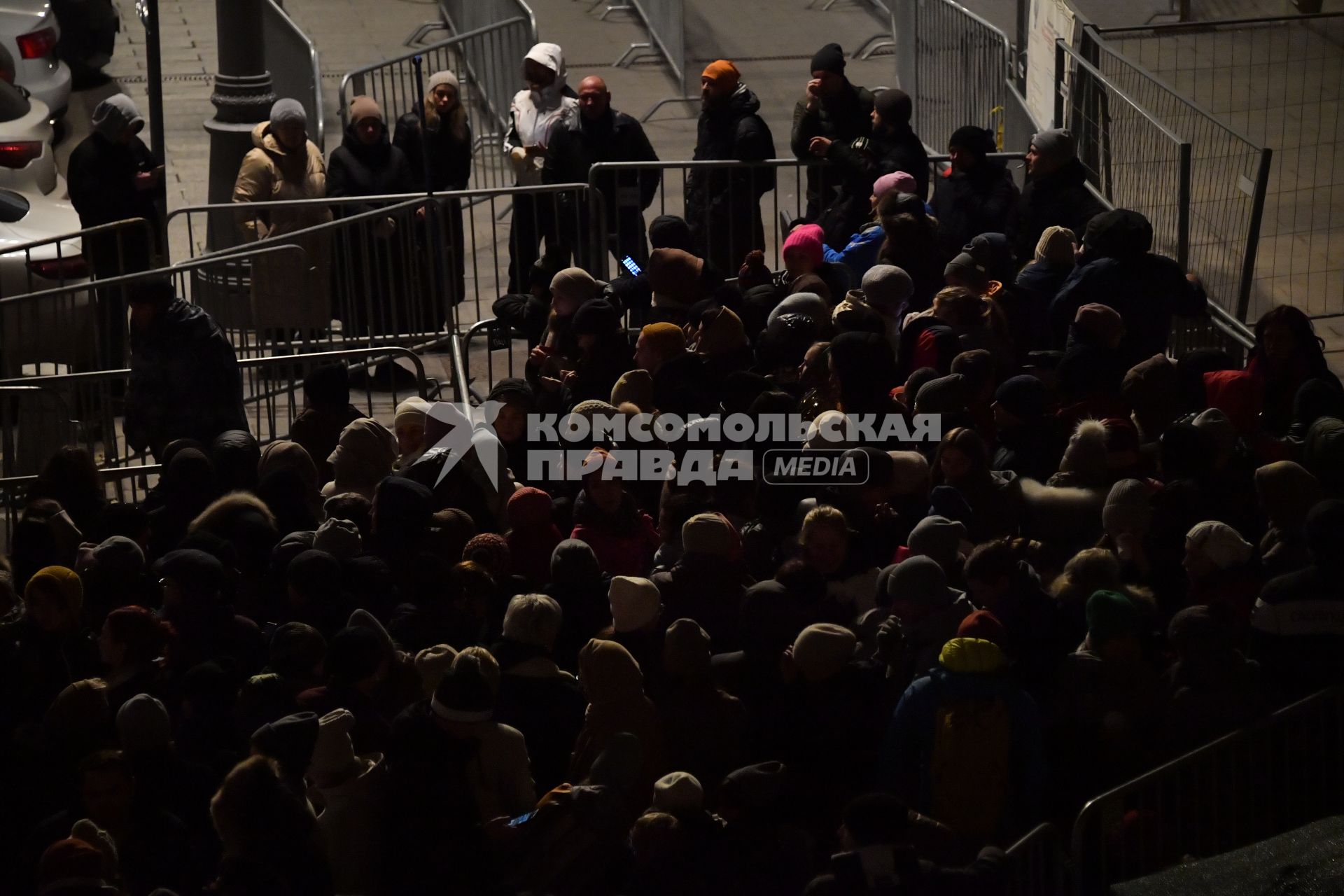 Москва. Люди в очереди за билетами на спектакль `Щелкунчик` на Театральной площади у здания Государственного академического Большого театра России.