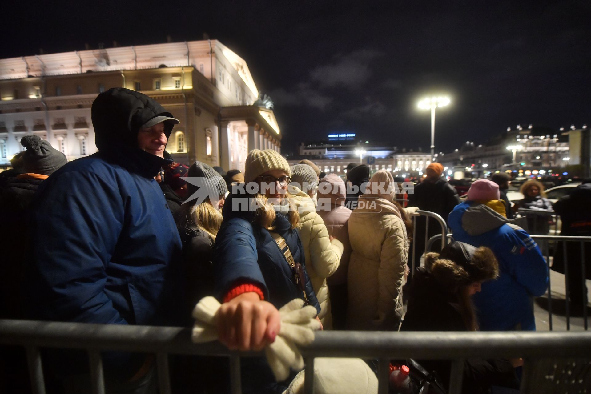 Москва. Люди в очереди за билетами на спектакль `Щелкунчик` на Театральной площади у здания Государственного академического Большого театра России.