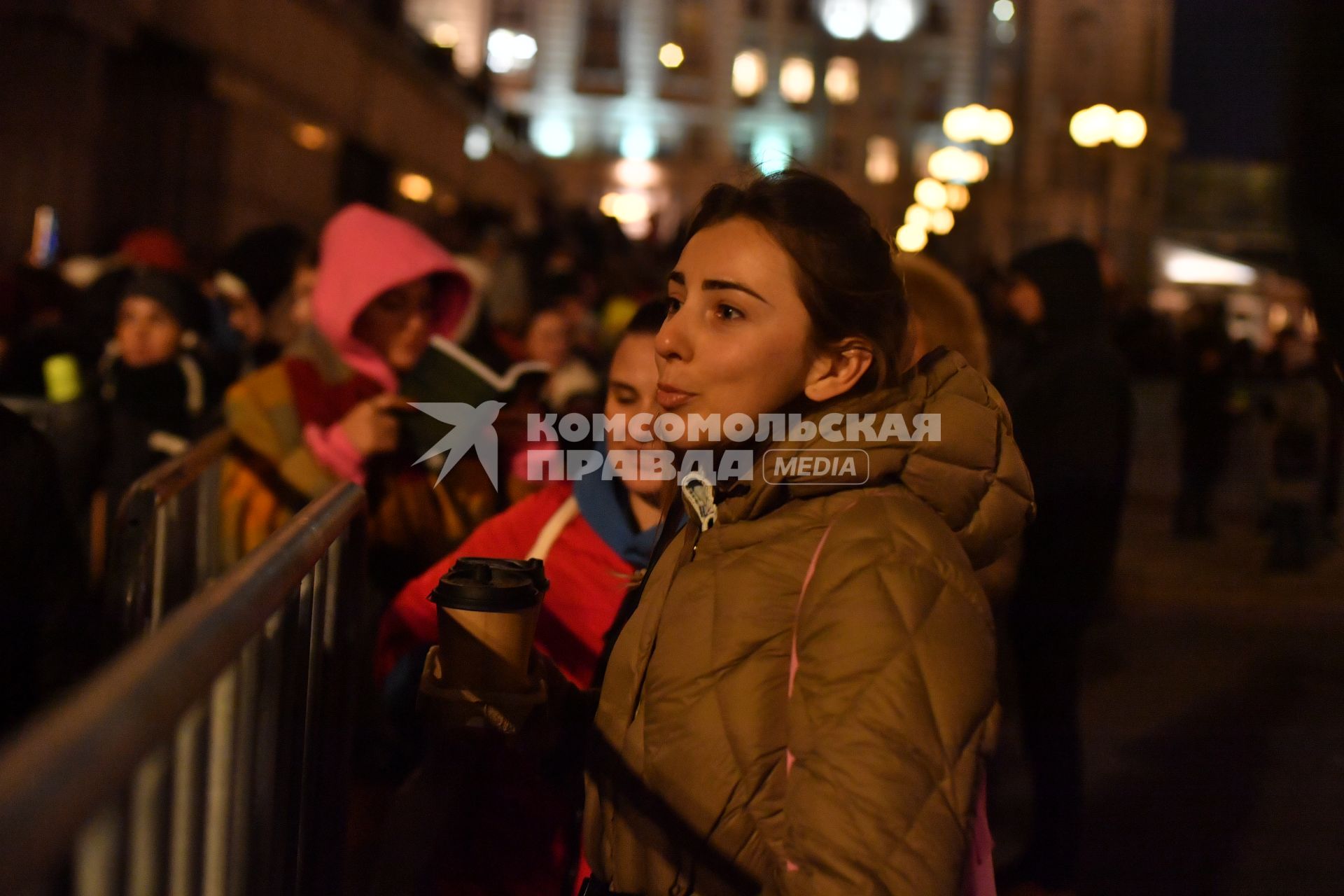 Москва. Люди в очереди за билетами на спектакль `Щелкунчик` на Театральной площади у здания Государственного академического Большого театра России.