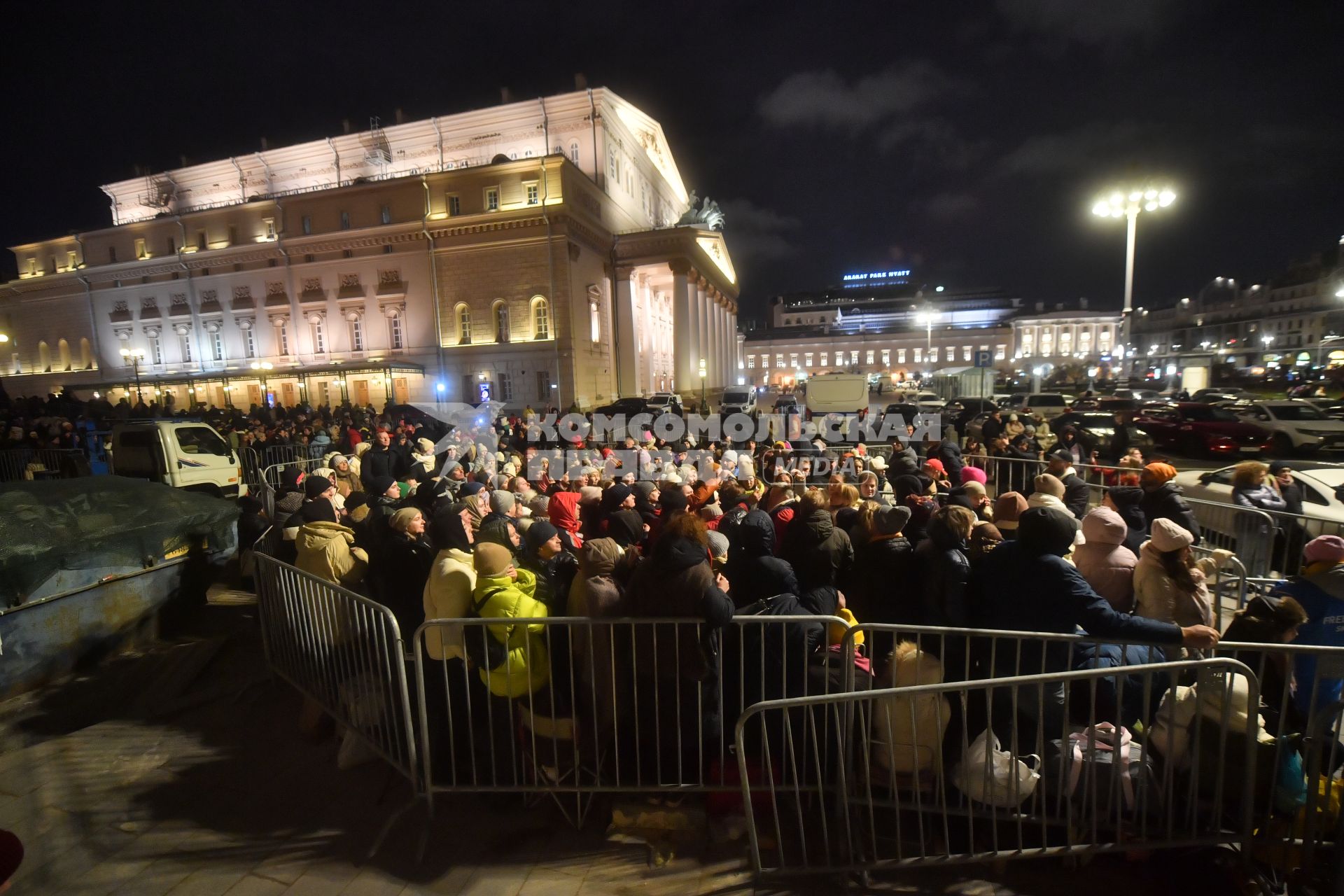 Москва. Люди в очереди за билетами на спектакль `Щелкунчик` на Театральной площади у здания Государственного академического Большого театра России.