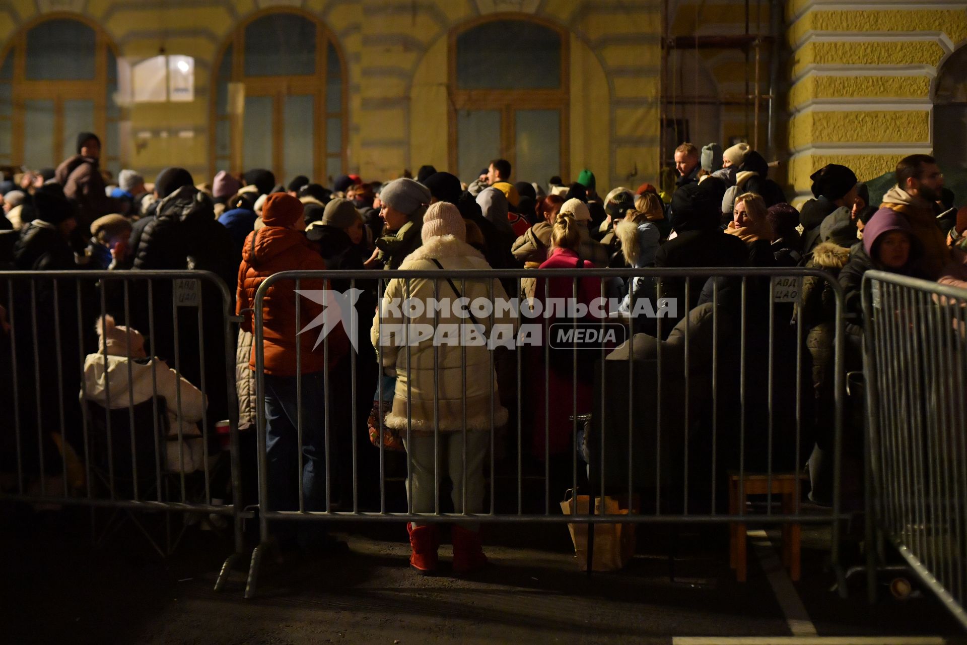 Москва. Люди в очереди за билетами на спектакль `Щелкунчик` на Театральной площади у здания Государственного академического Большого театра России.