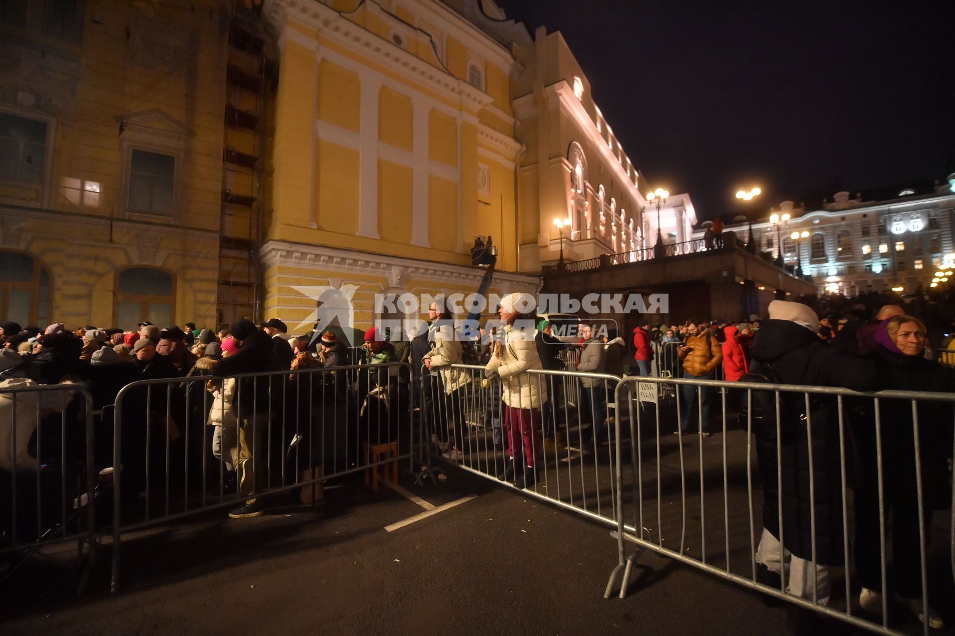 Москва. Люди в очереди за билетами на спектакль `Щелкунчик` на Театральной площади у здания Государственного академического Большого театра России.