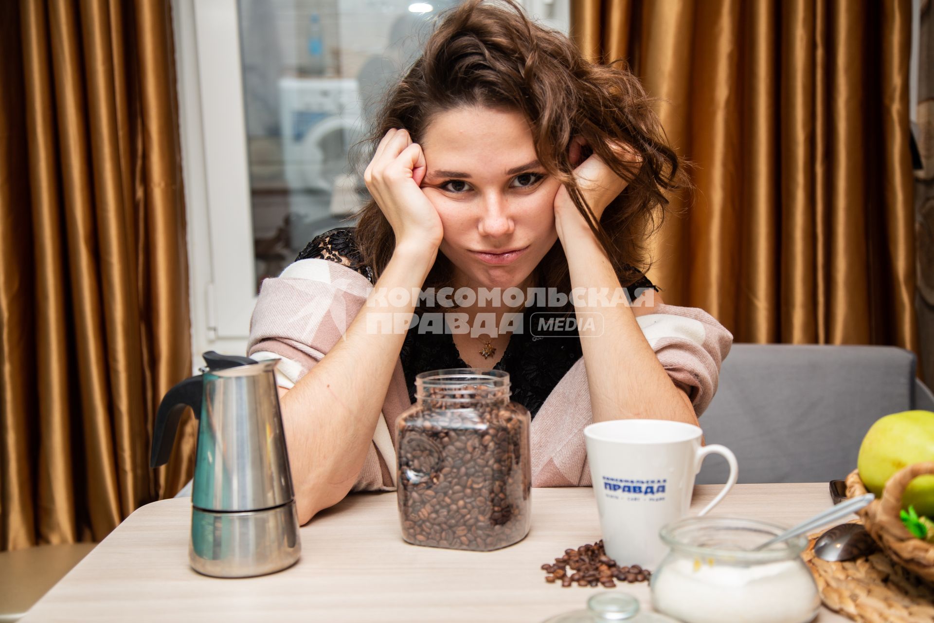 Москва.  Девушка пьет кофе дома.