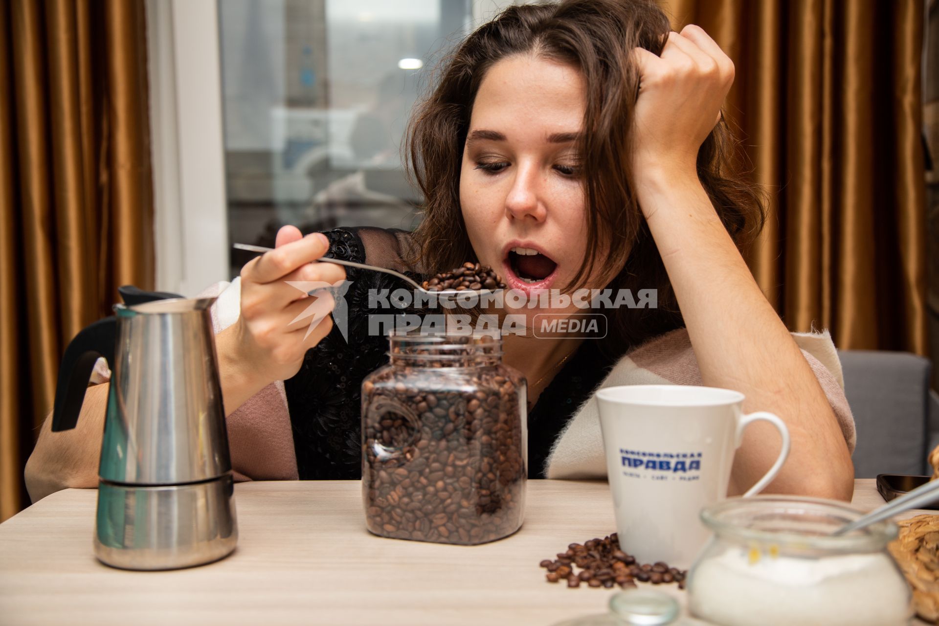 Москва.  Девушка пьет кофе дома.