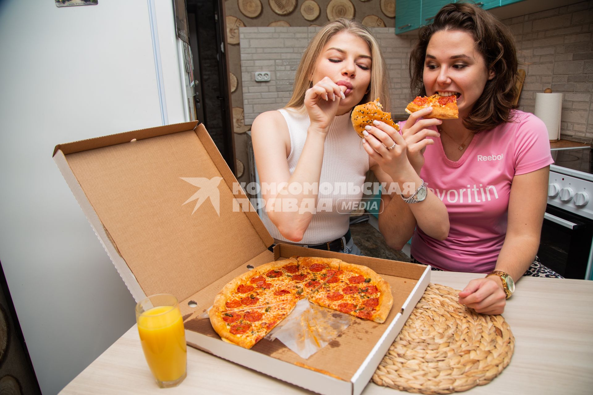 Москва.  Девушки дома едят пиццу.