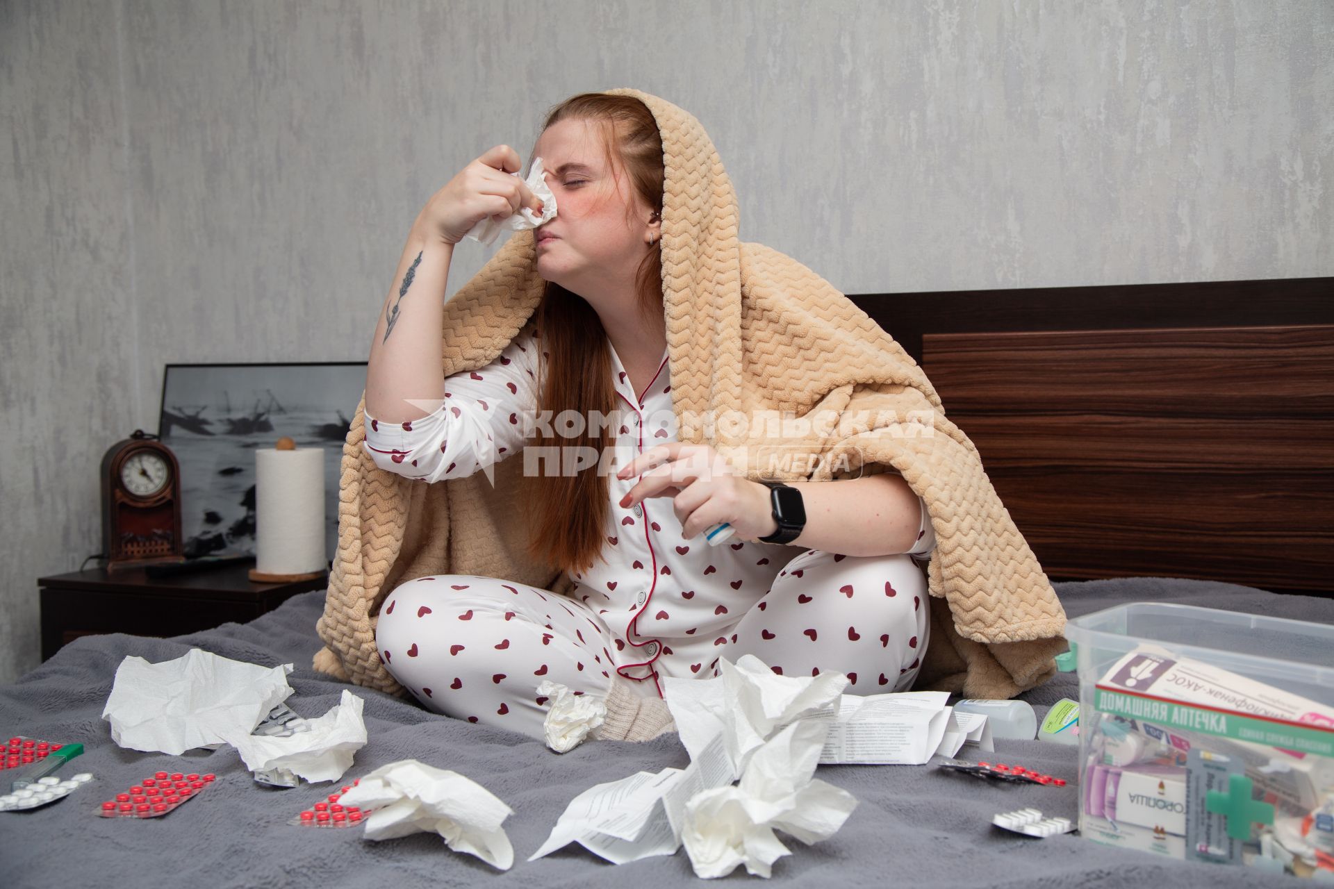 Москва. Девушка лечится от простуды дома.