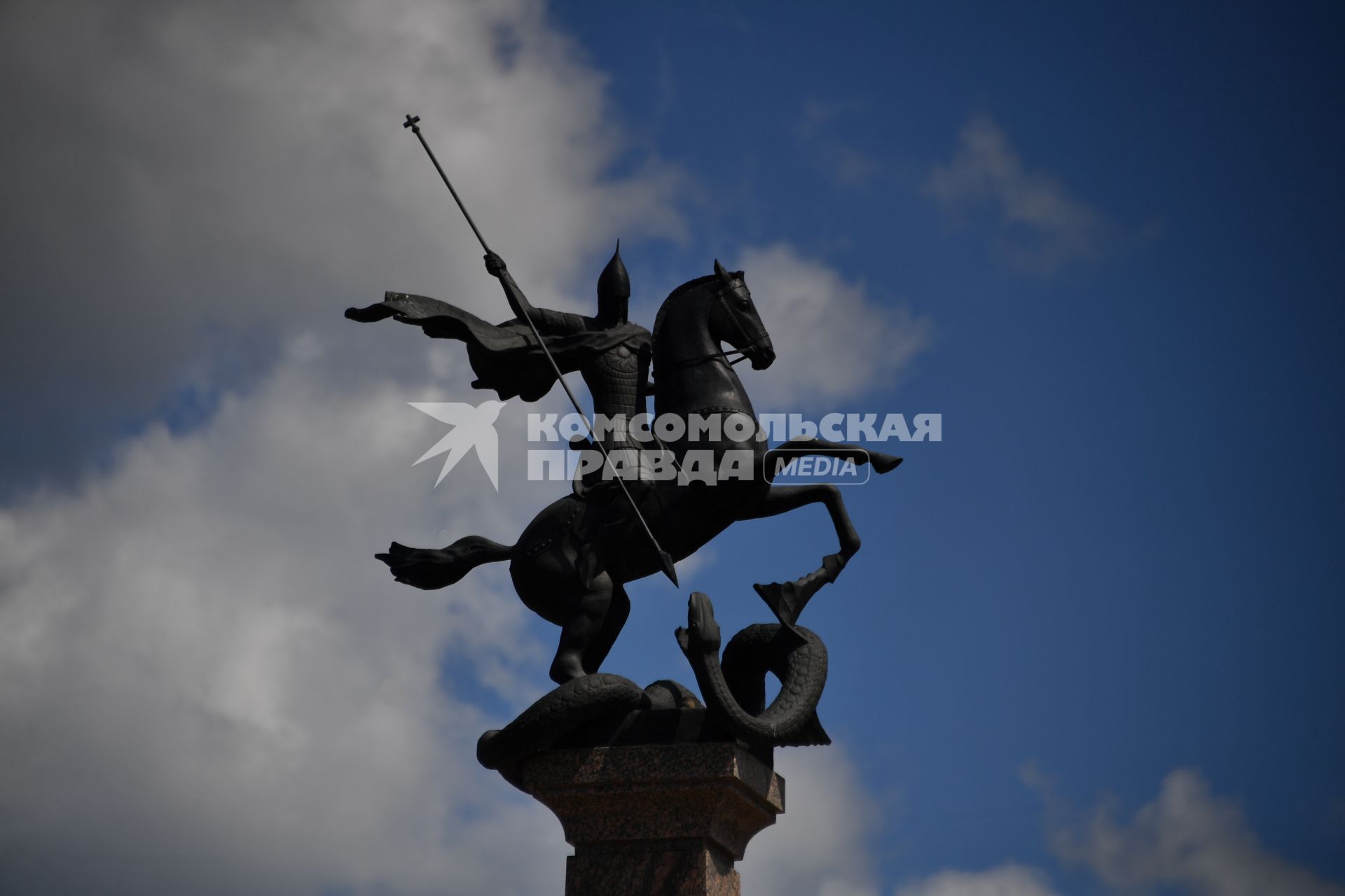 Нижний Новгород. Скульптура `Георгий Победоносец на коне, поражающий змея` на территории Нижегородского кремля.