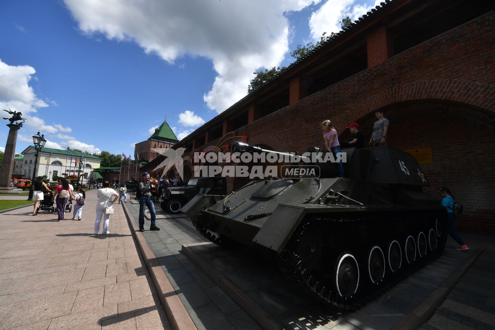 Нижний Новгород. Площадь выставки военной техники `Горьковчане -  фронту` на территории Нижегородского кремля.