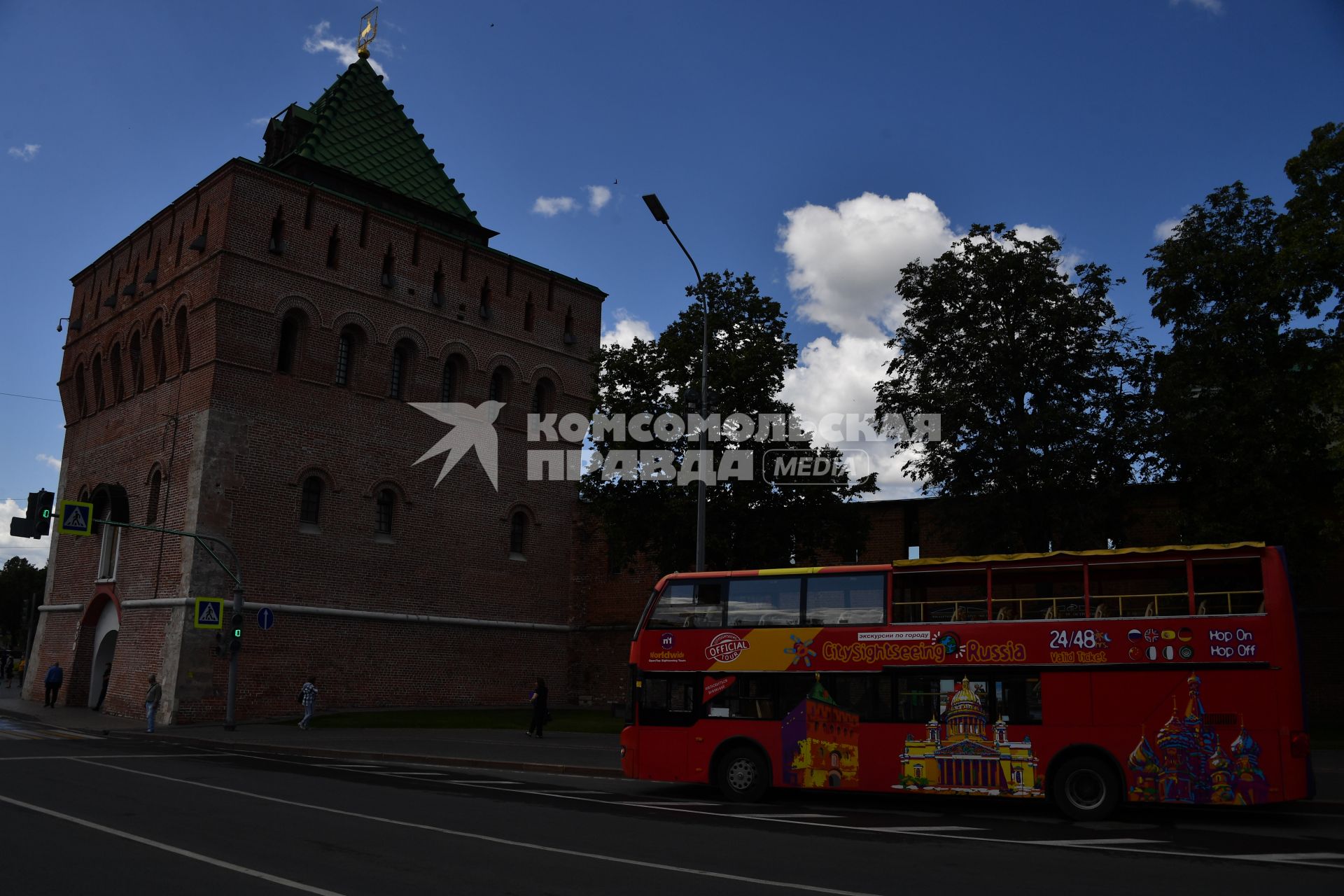 Нижний Новгород. Экскурсионный автобус рядом с Дмитриевской башней Нижегородского кремля.