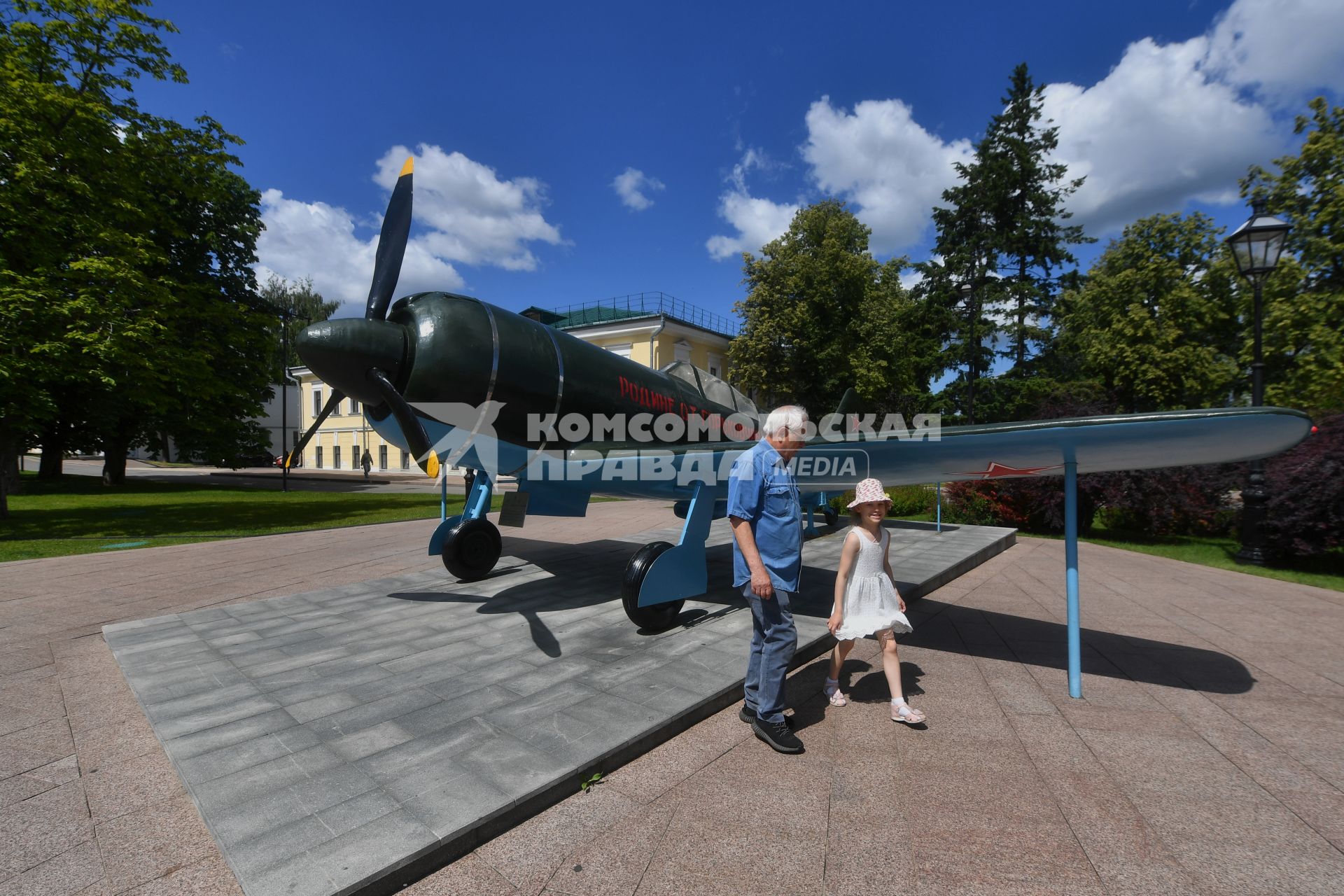 Нижний Новгород. Самолет истребитель Ла-7 на выставке военной техники на территории Нижегородского кремля.