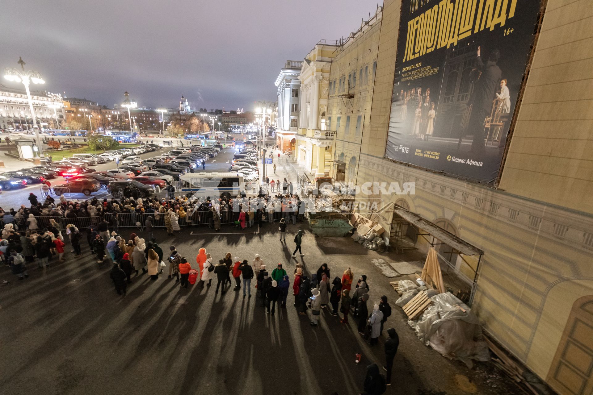 Очередь за билетами на спектакль `Щелкунчик` в Москве