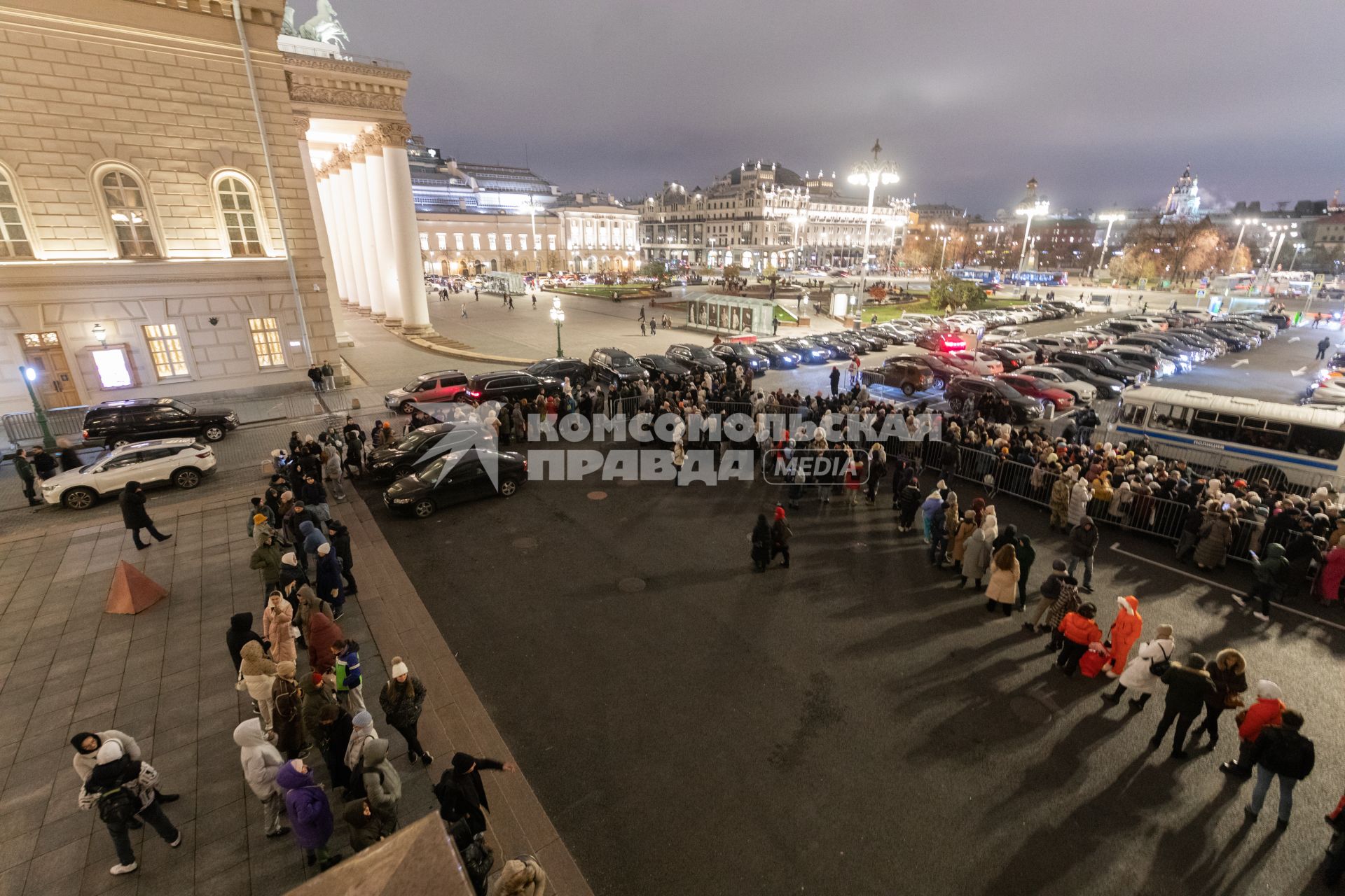 Очередь за билетами на спектакль `Щелкунчик` в Москве