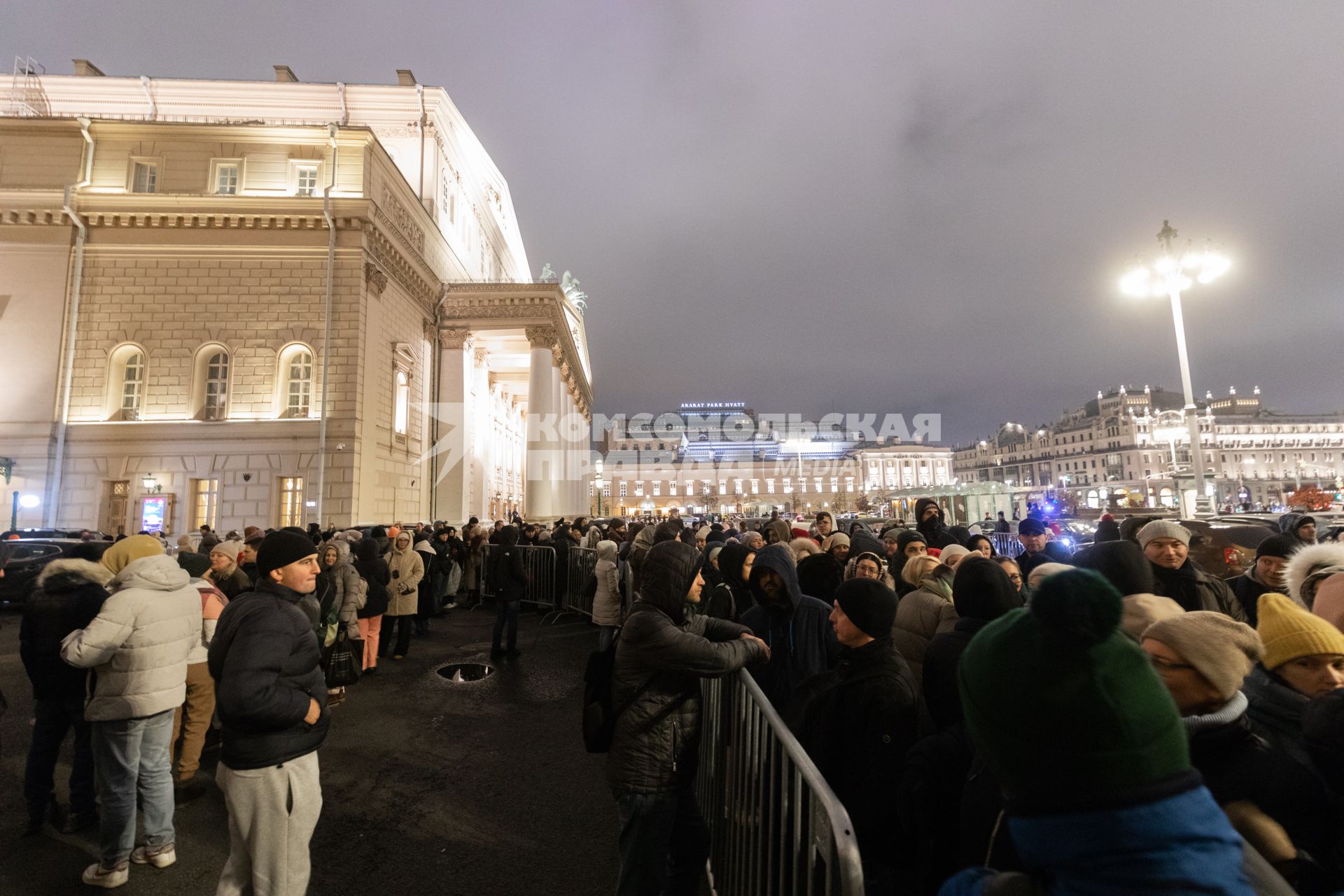 Очередь за билетами на спектакль `Щелкунчик` в Москве