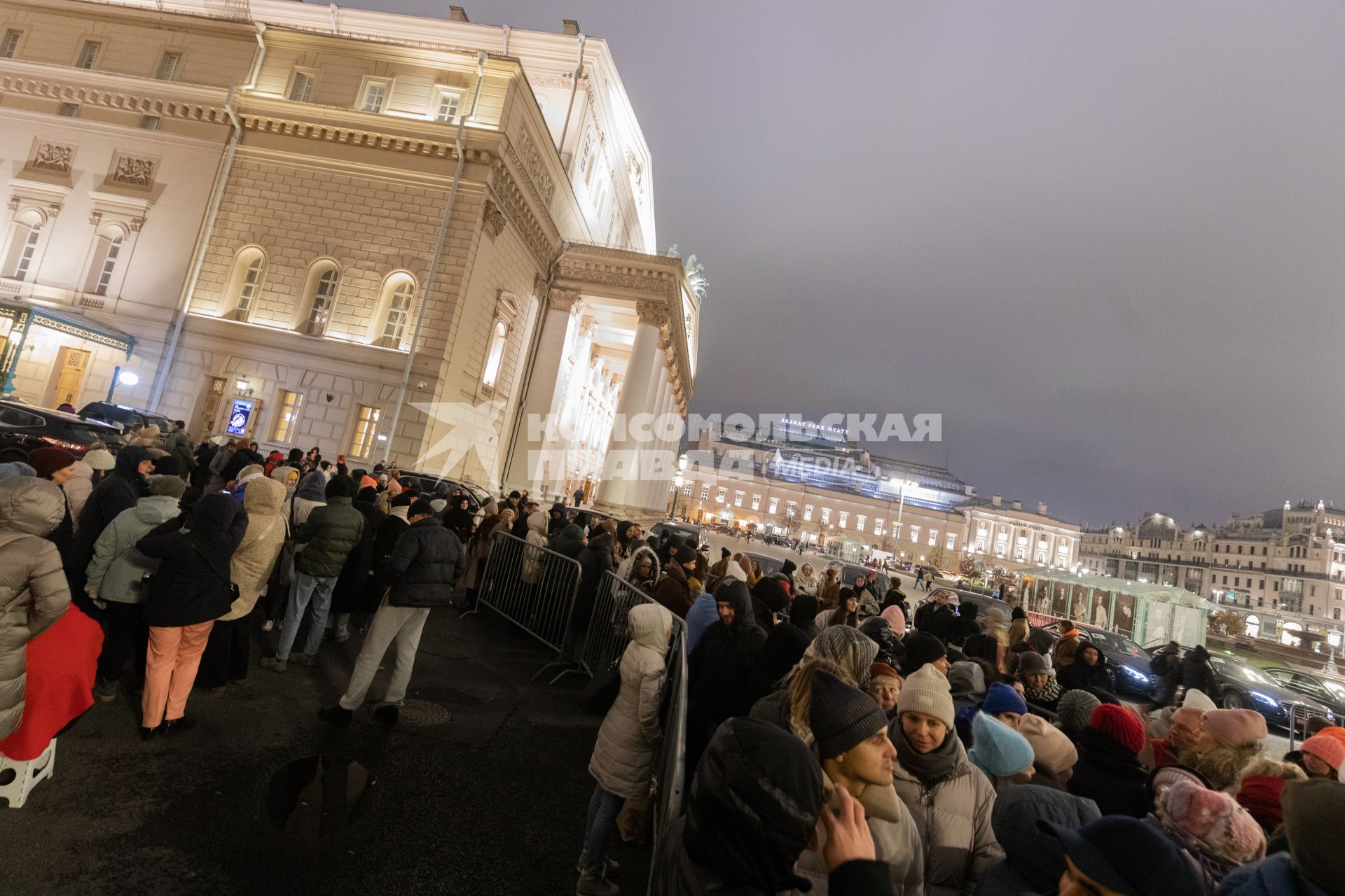 Очередь за билетами на спектакль `Щелкунчик` в Москве