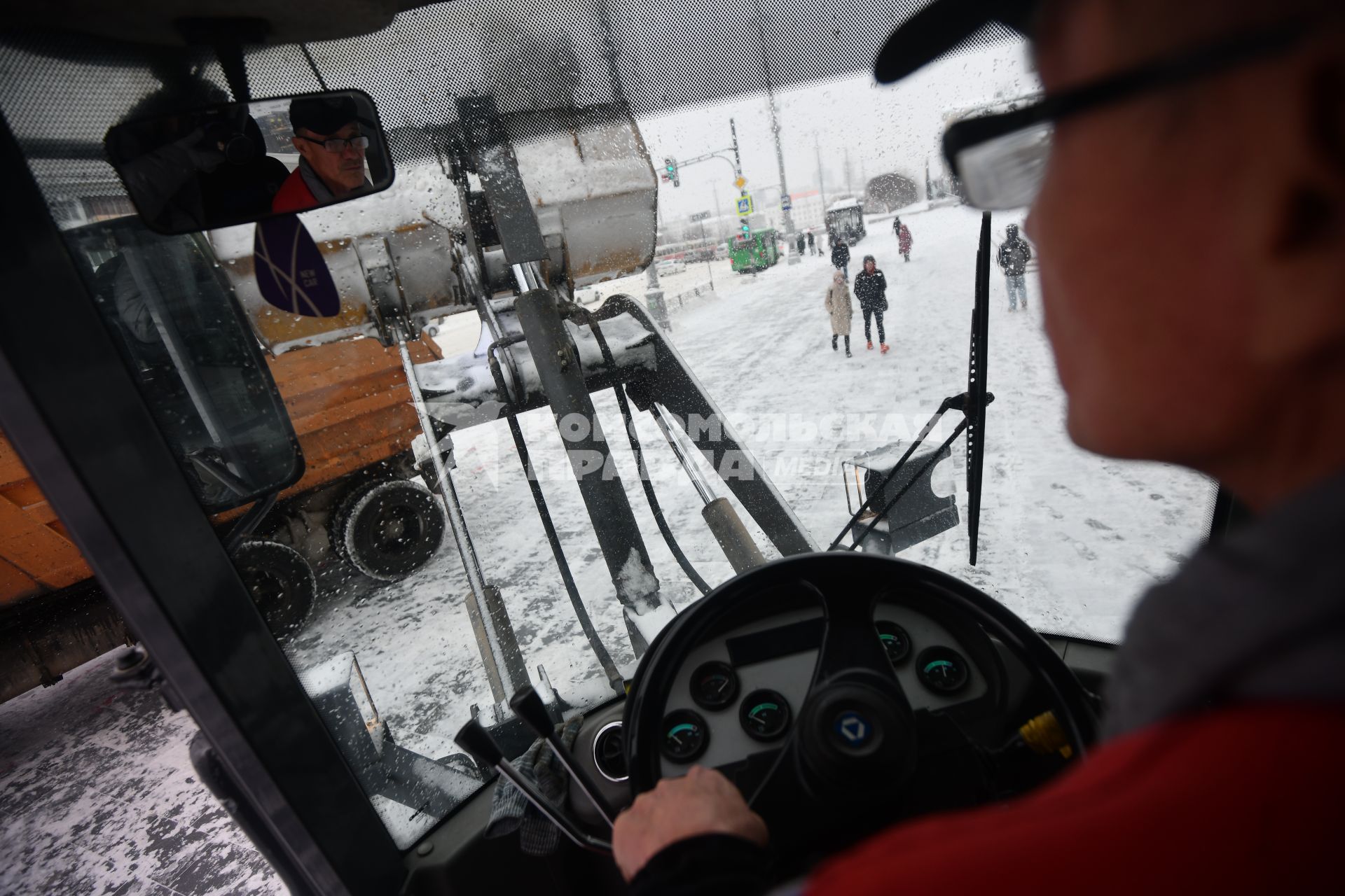 Последствия снегопада в городе.