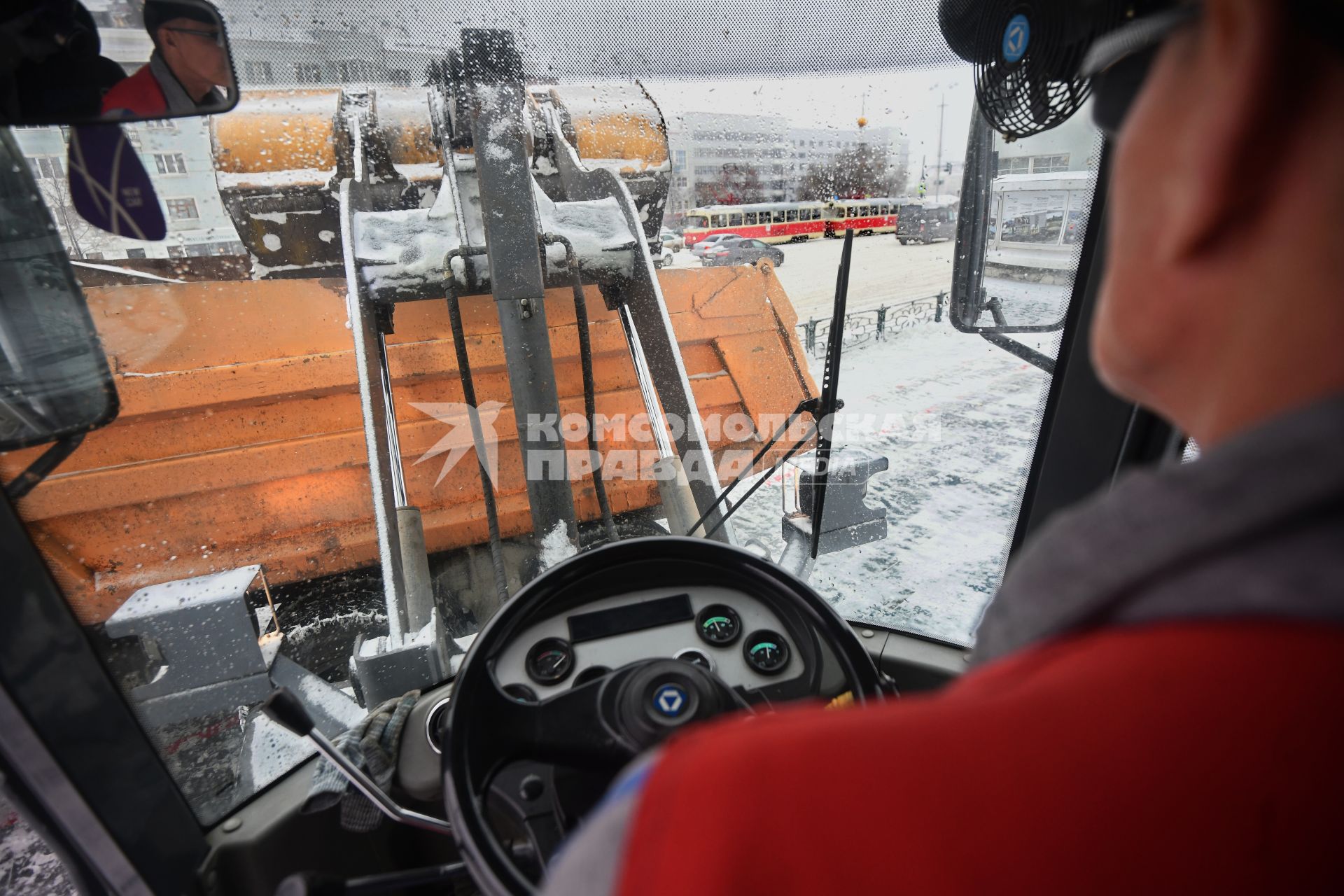 Последствия снегопада в городе.