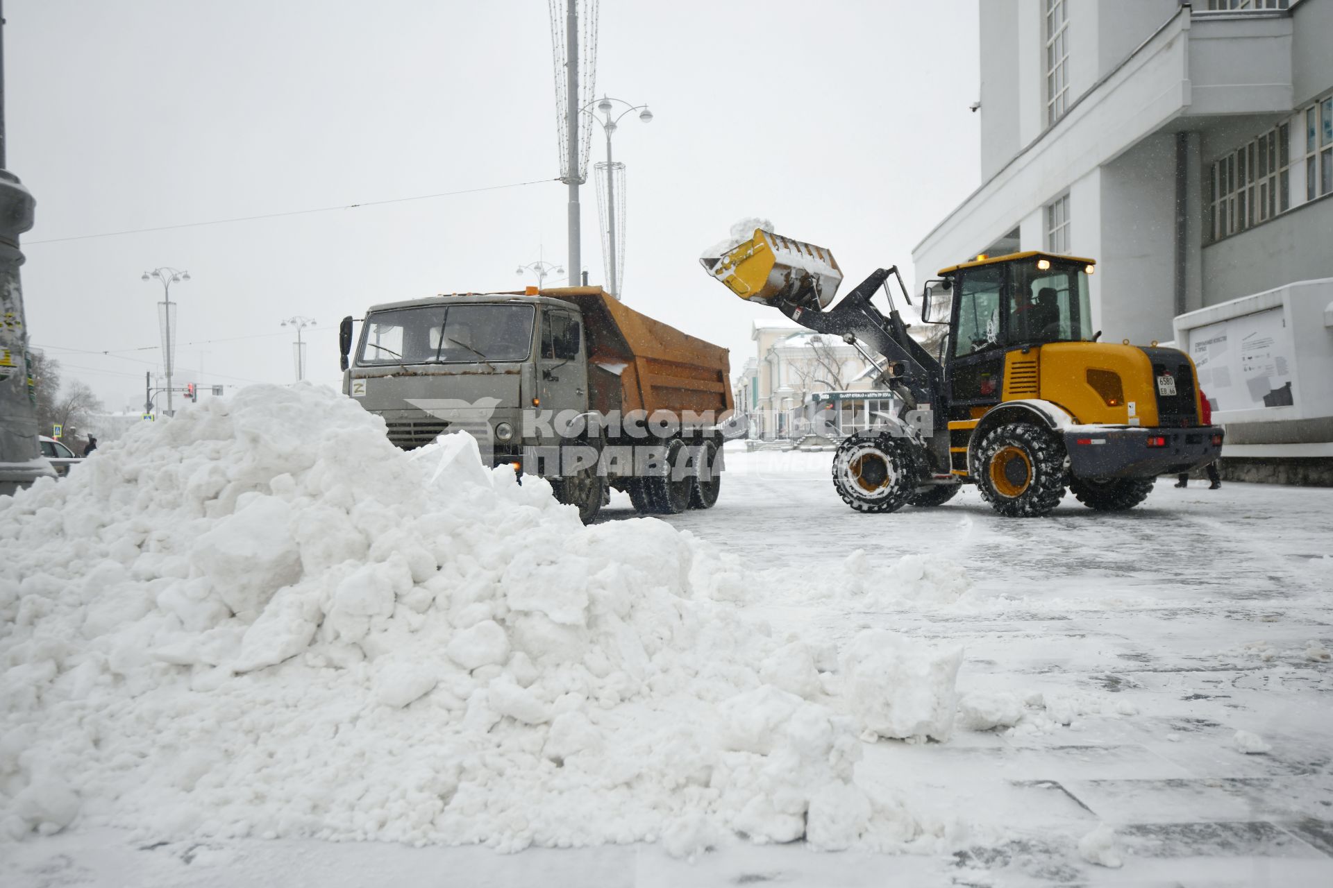 Последствия снегопада в городе.