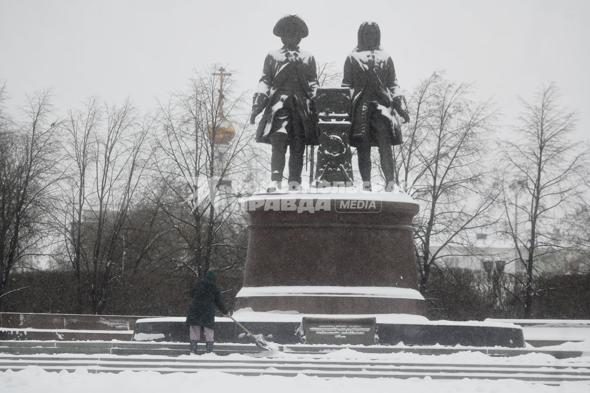 Последствия снегопада в городе.