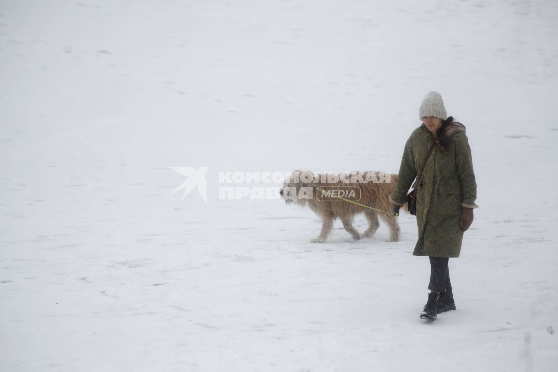 Последствия снегопада в городе.