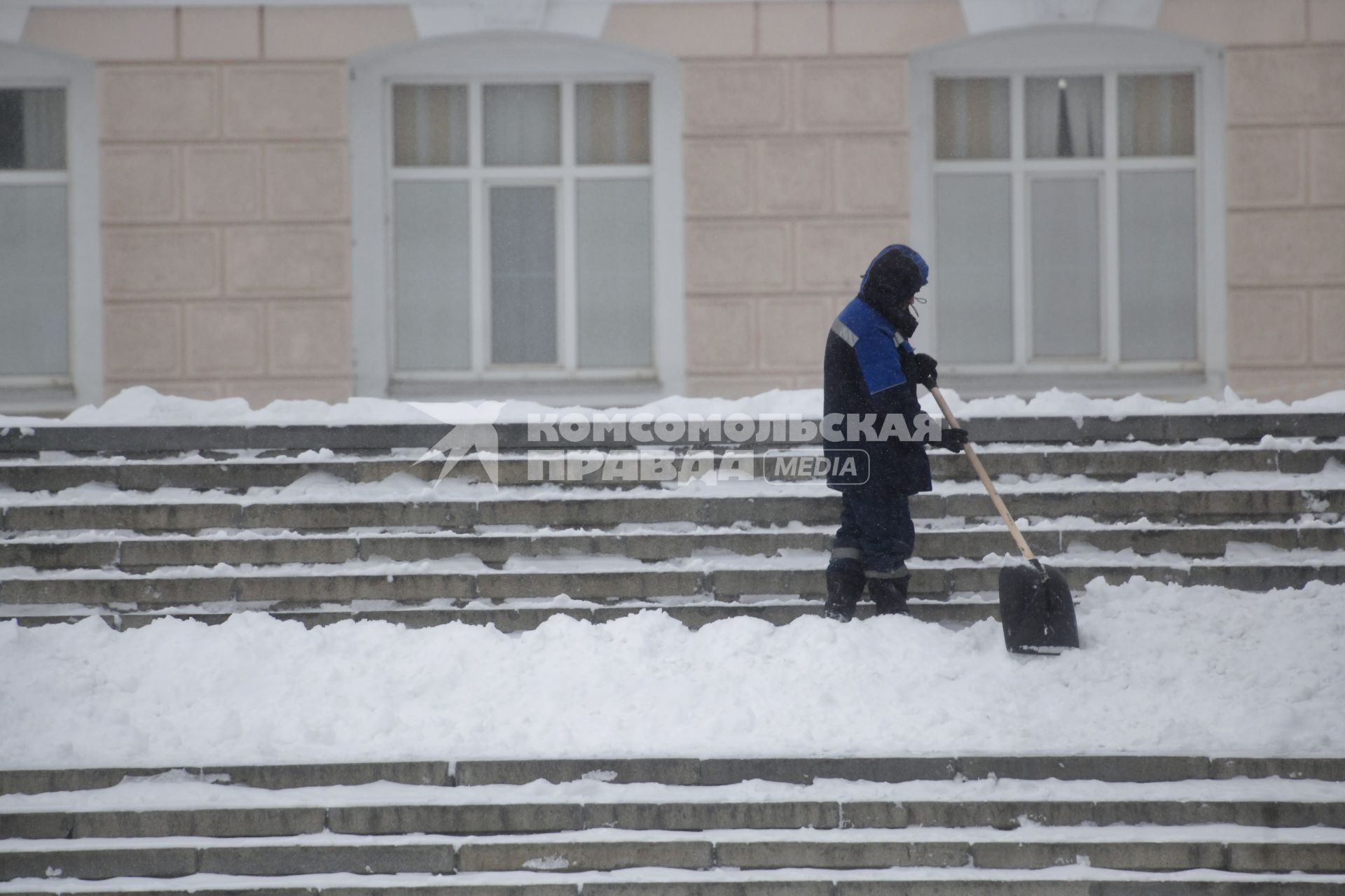 Последствия снегопада в городе.