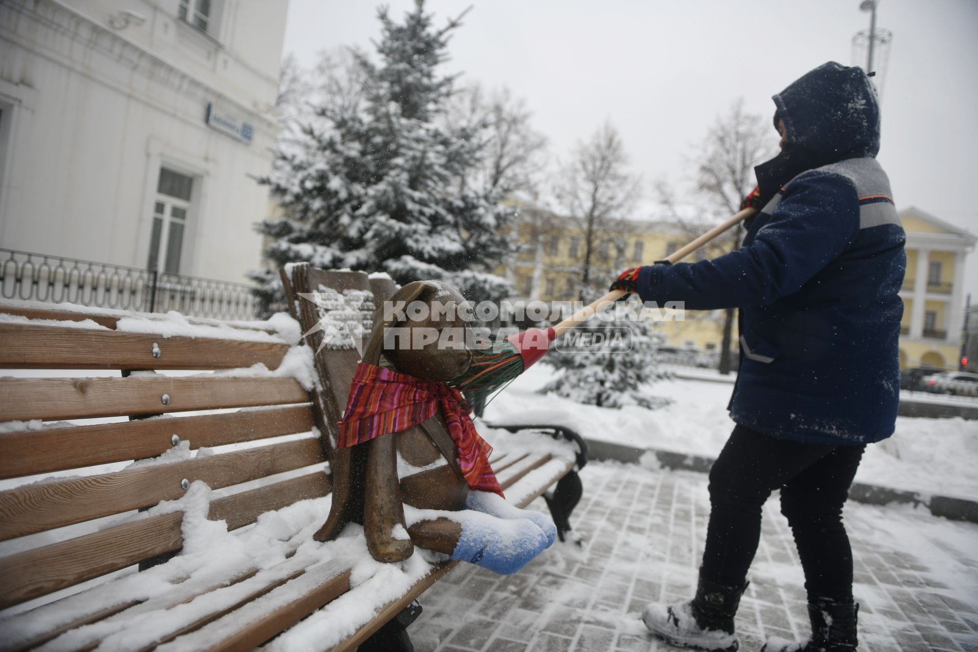 Последствия снегопада в городе.