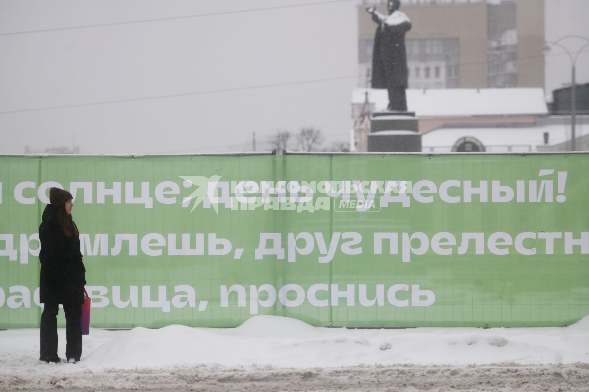 Последствия снегопада в городе.