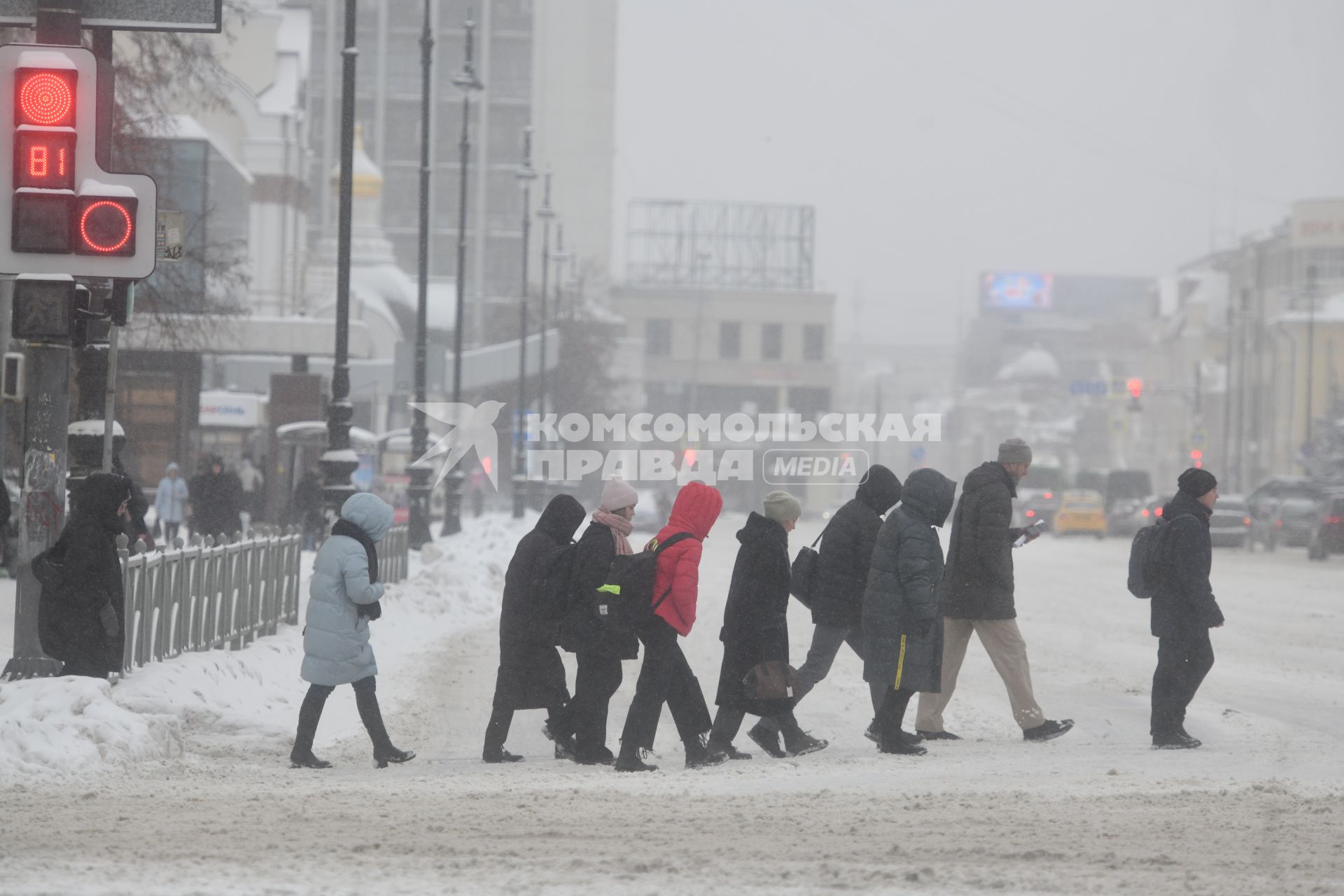 Последствия снегопада в городе.