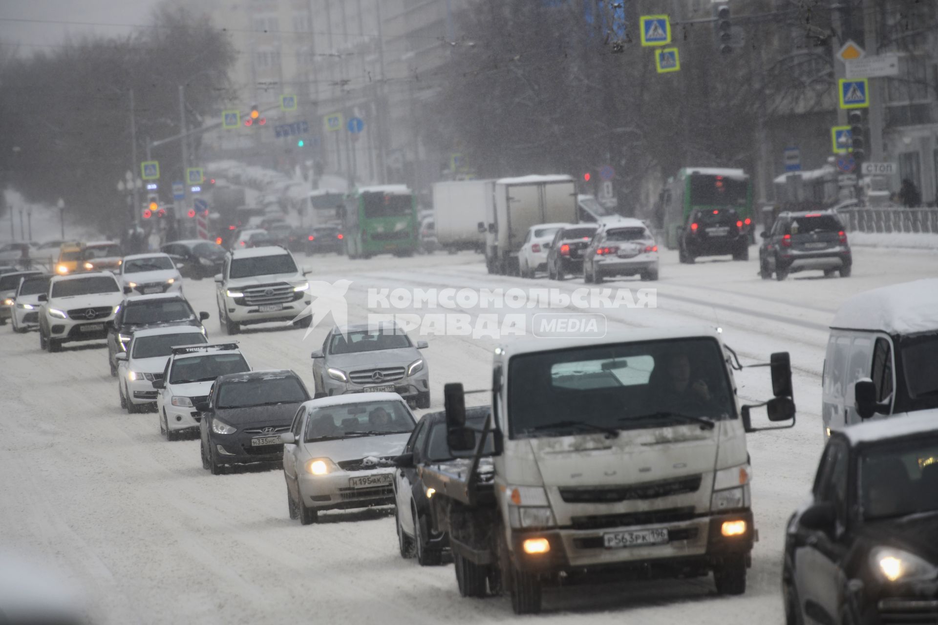 Последствия снегопада в городе.