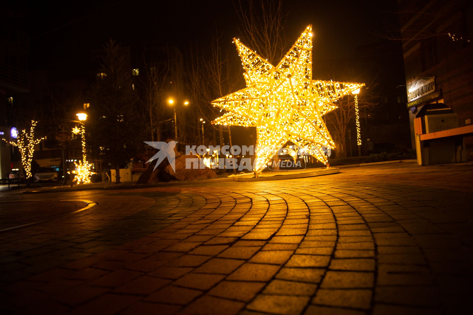 Праздничная иллюминация на Бульваре Экзюпери в Красноярске