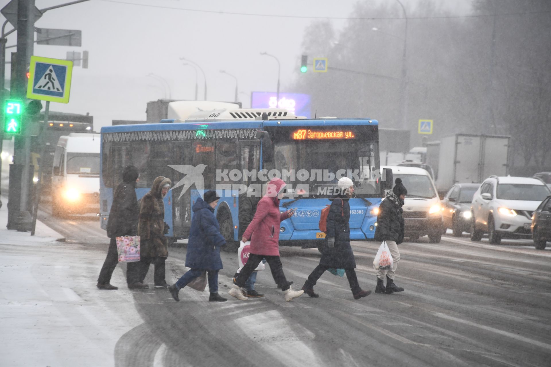 Пешеходы переходят дорогу.