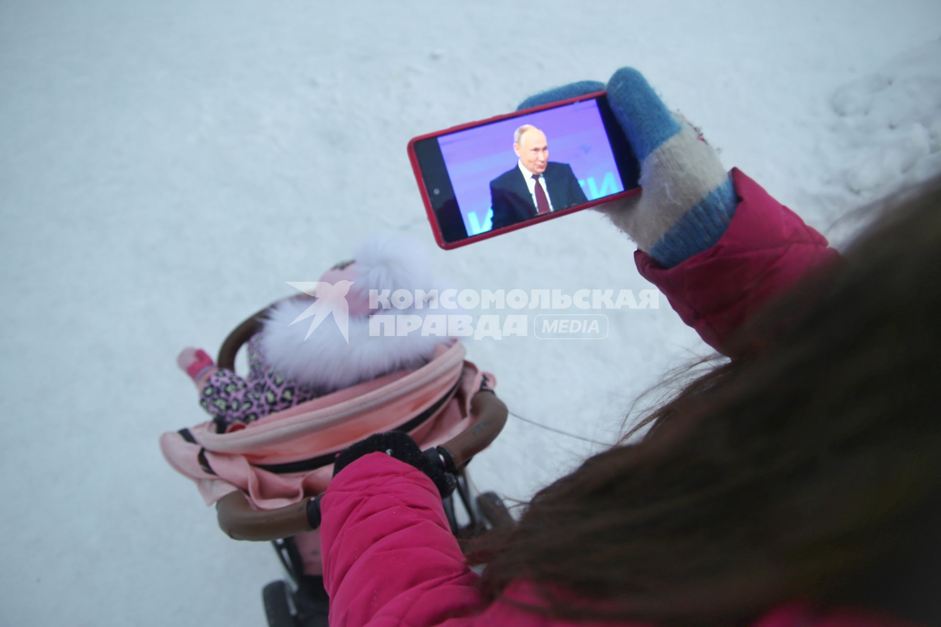 Люди смотрят `Итоги года`с президентом РФ В.Путиным в Красноярске