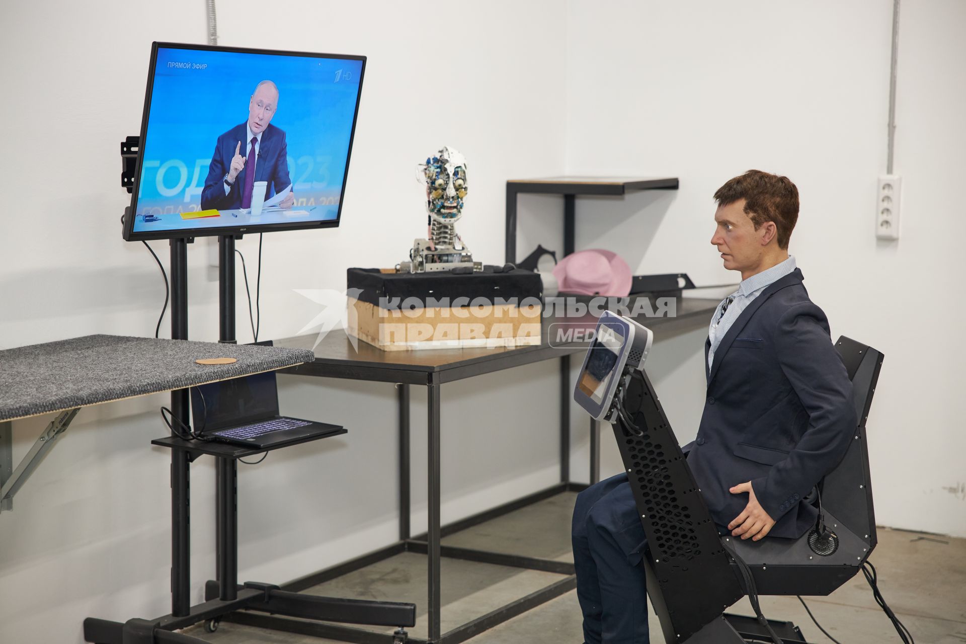 Робот смотрит `Итоги года`с президентом РФ В.Путиным в Перми