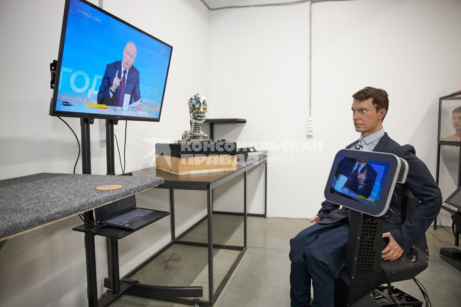 Робот смотрит `Итоги года`с президентом РФ В.Путиным в Перми