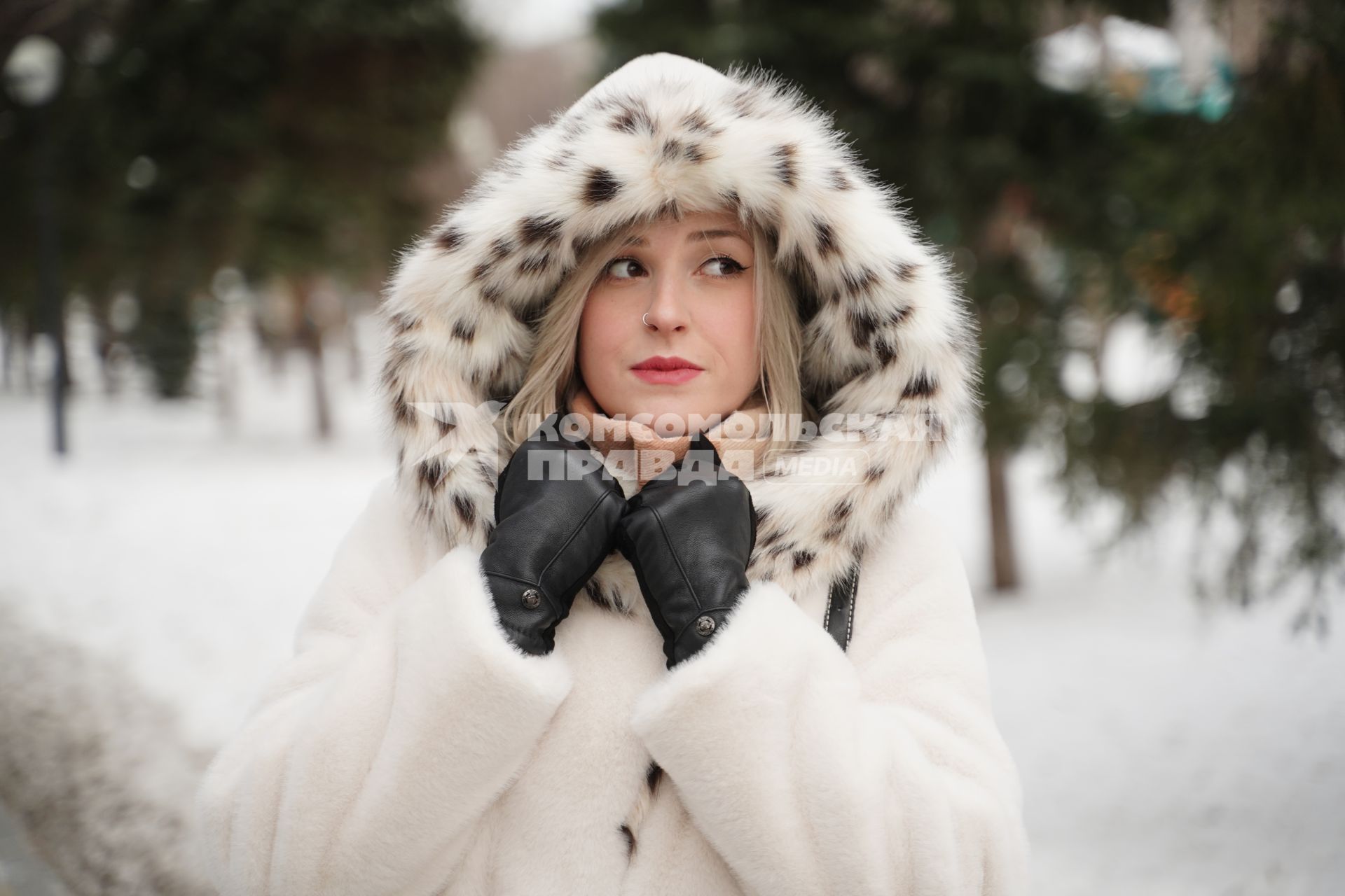Девушка на улице зимой
