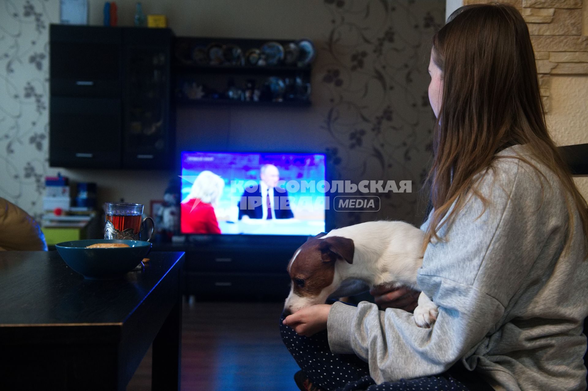 Девушка смотрит Итоги года\' с президентом в Екатеринбурге