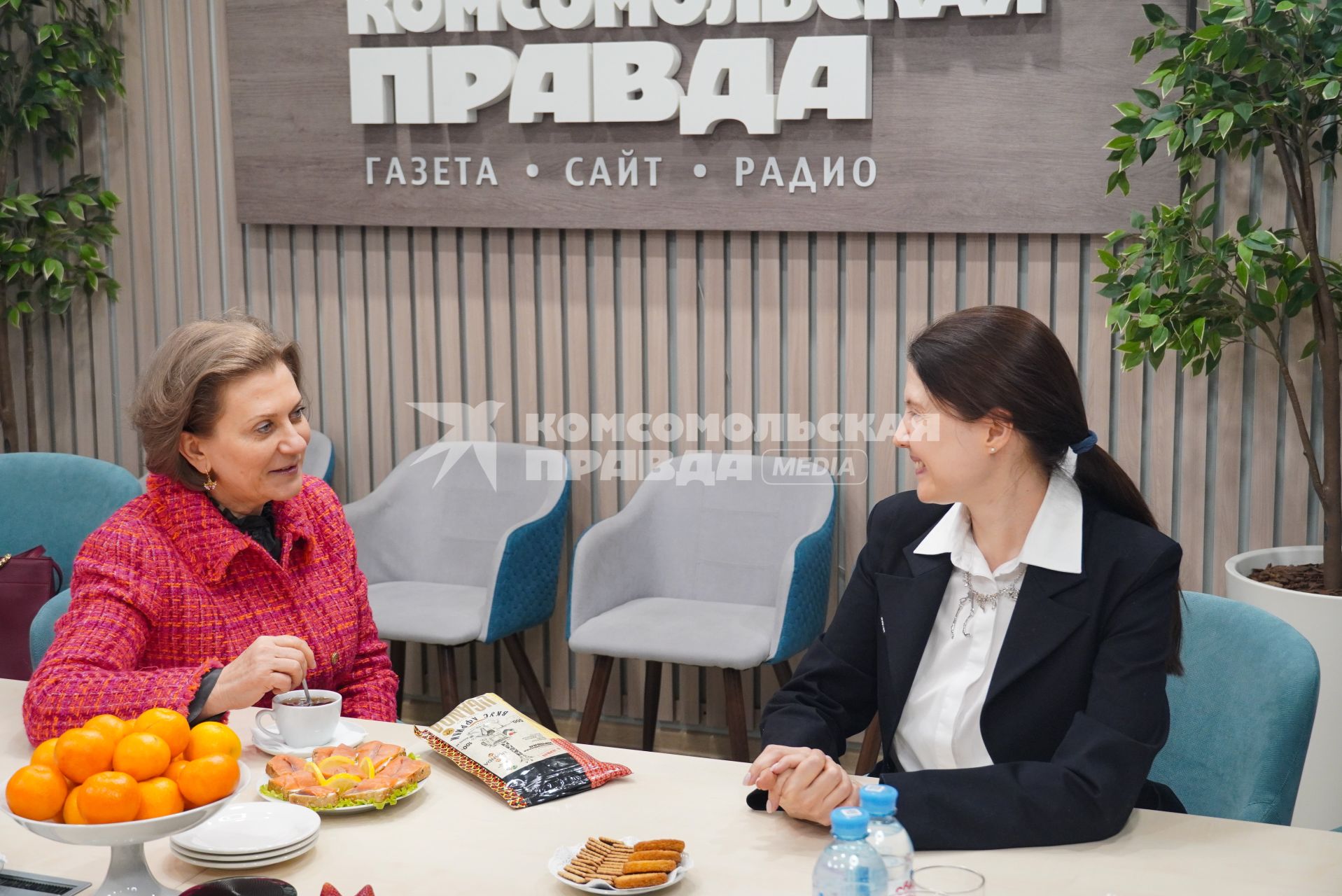 Анна Попова и Олеся Носова в редакции `Комсомольская правда`