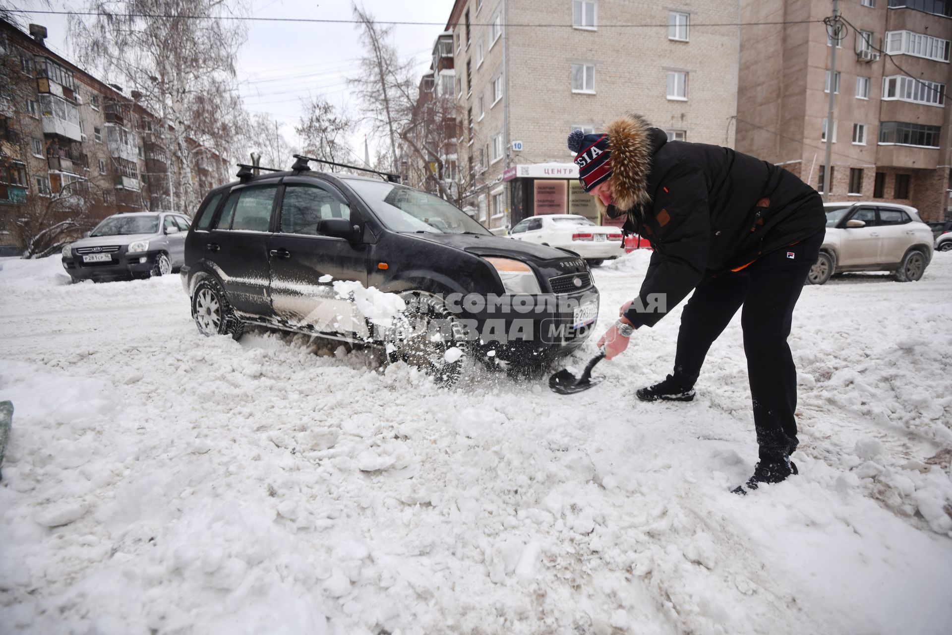 Последствия сильнейшего за 106 лет снегопада в Екатеринбурге