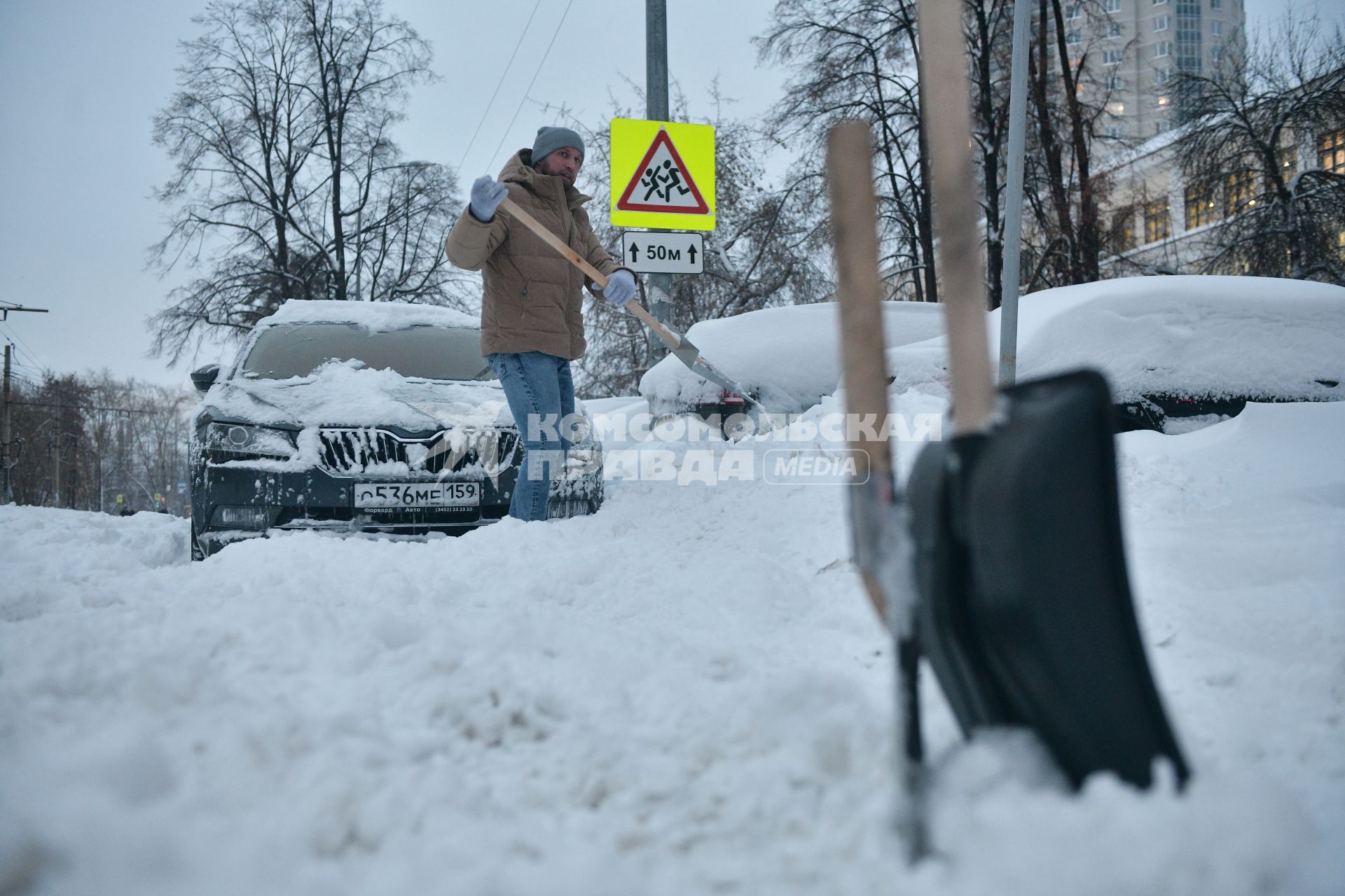 Последствия сильнейшего за 106 лет снегопада в Екатеринбурге