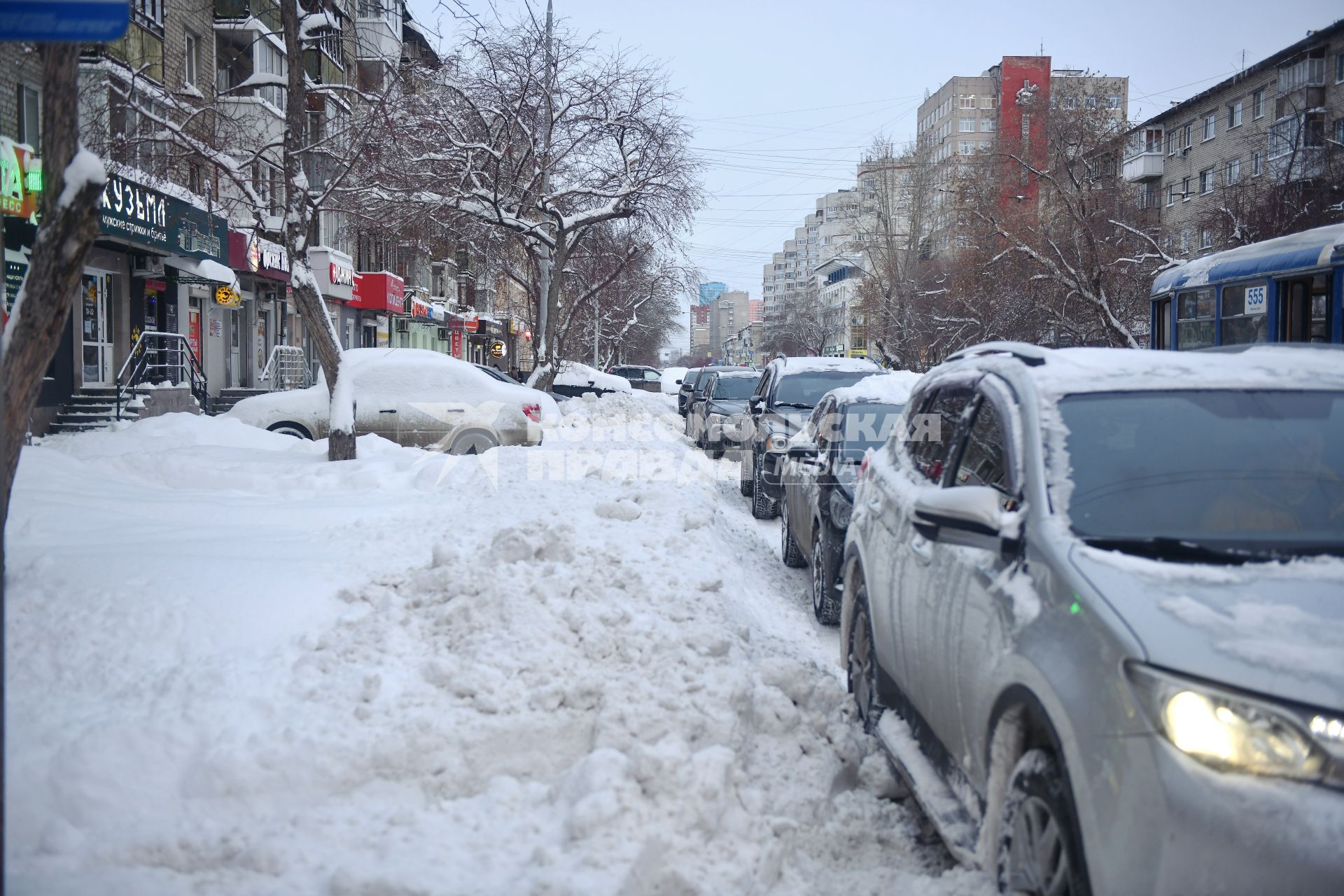 Последствия сильнейшего за 106 лет снегопада в Екатеринбурге