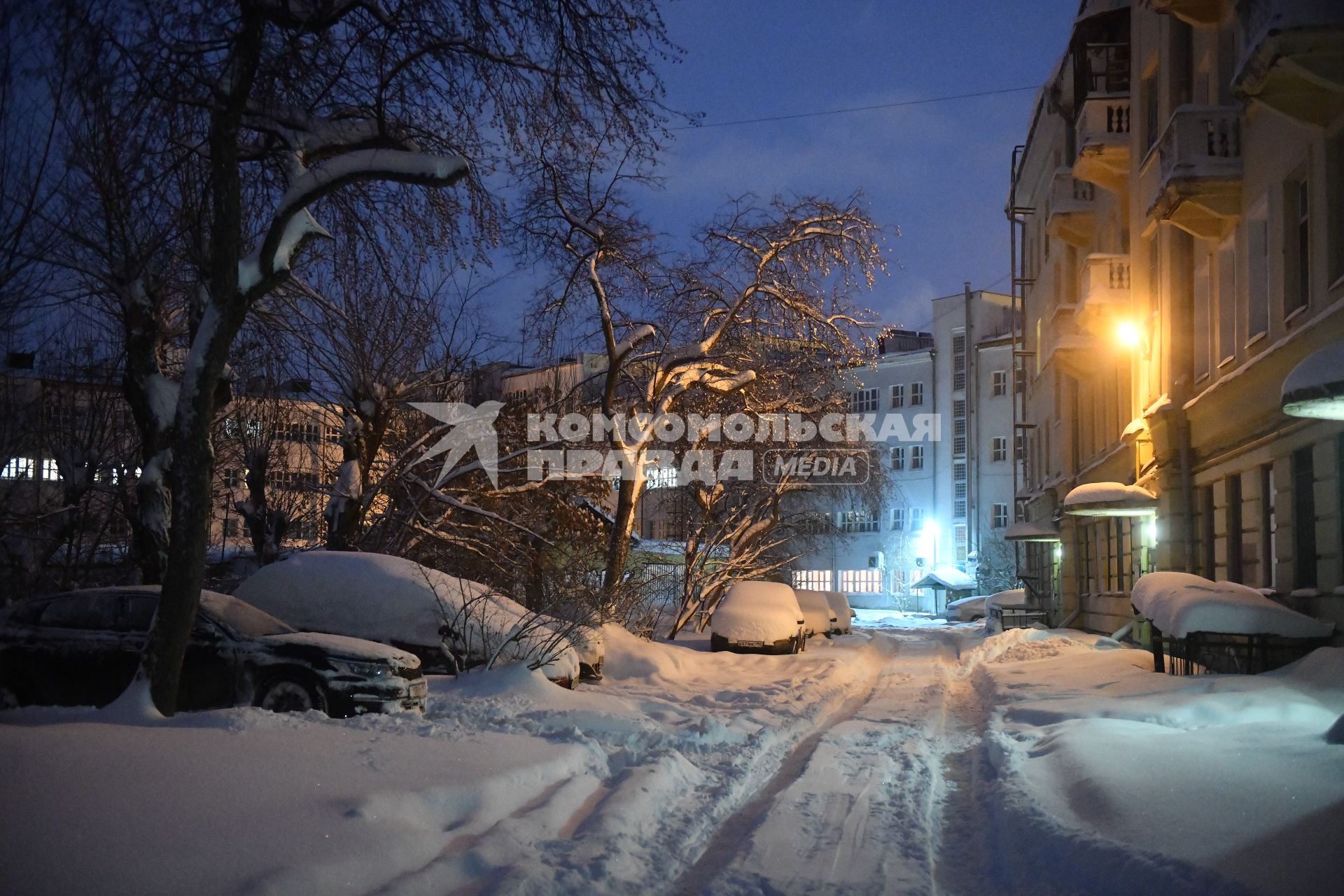 Последствия сильнейшего за 106 лет снегопада в Екатеринбурге