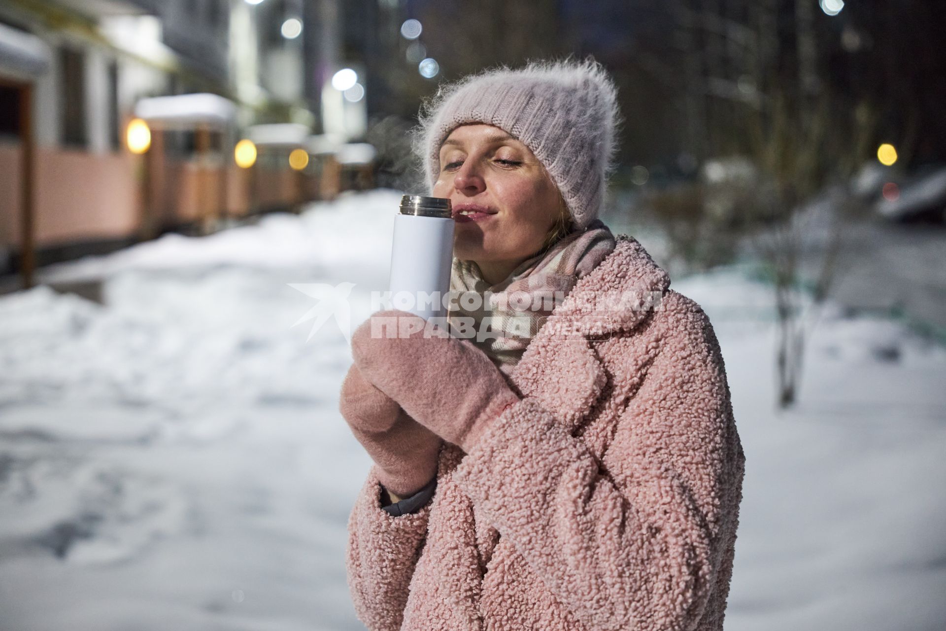 Девушка с умным термосом