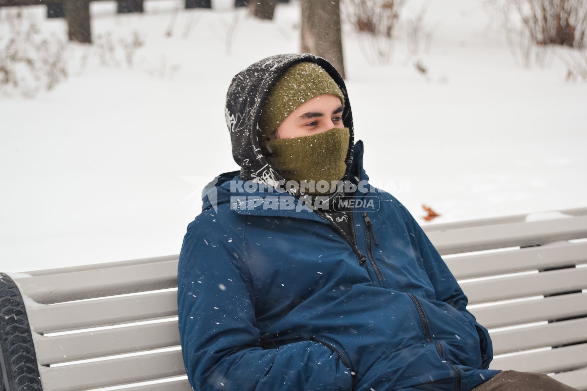 Молодой человек на улице зимой