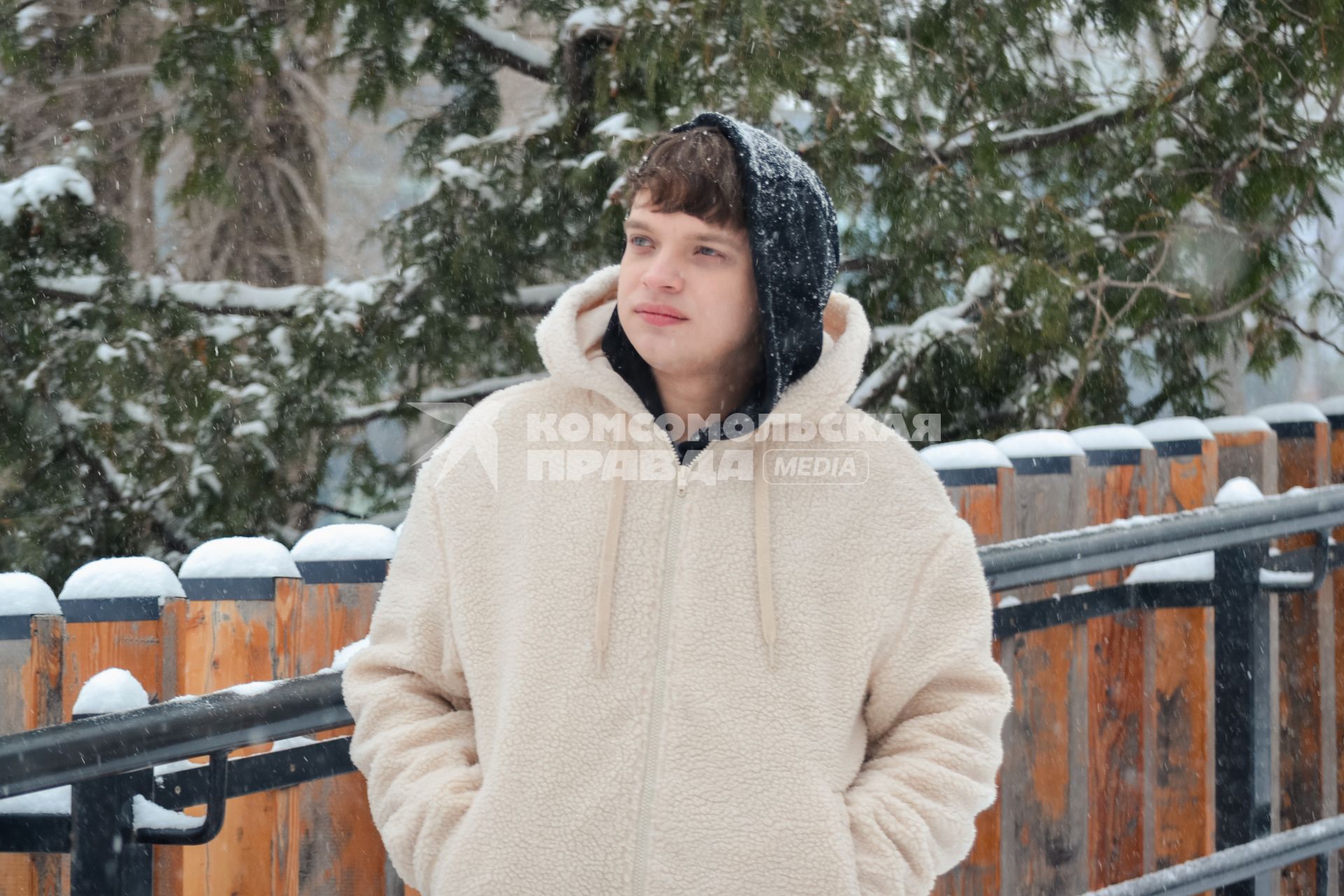 Молодой человек на улице зимой