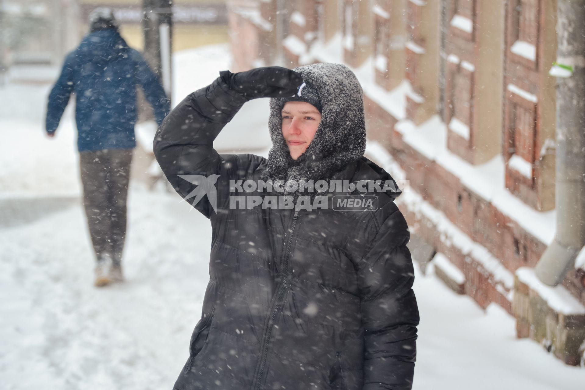 Молодой человек на улице зимой