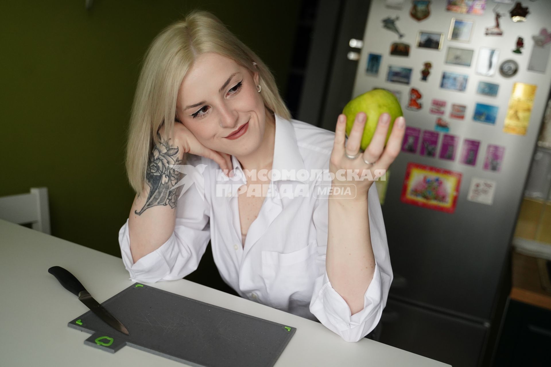 Девушка с  яблоком