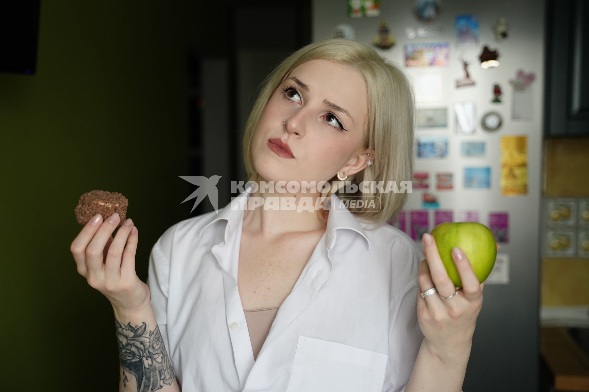Девушка с  яблоком и десертом